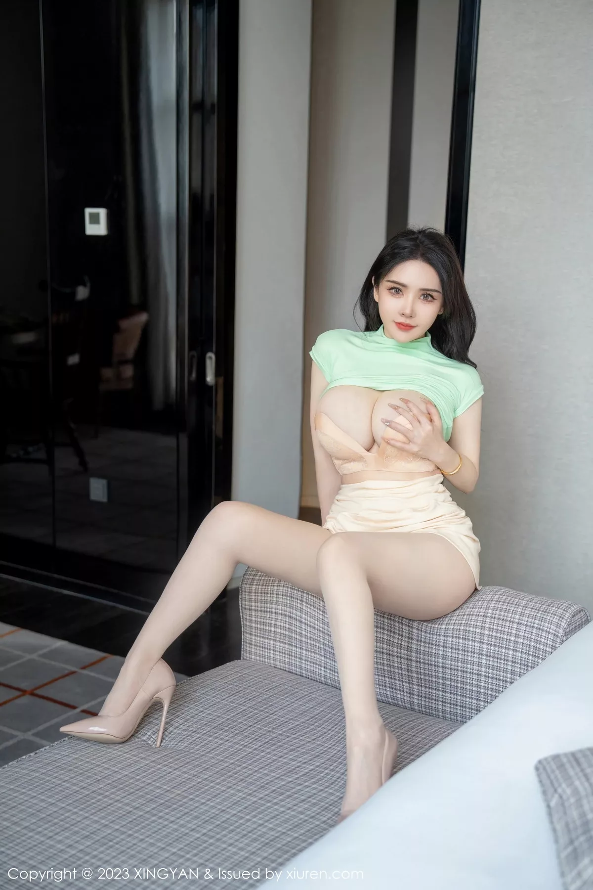 秀人集.com_[XINGYAN星颜社]VOL.215_女神潘娇娇性感果绿上衣配浅色短裙露浅色内衣秀豪乳诱惑写真77P