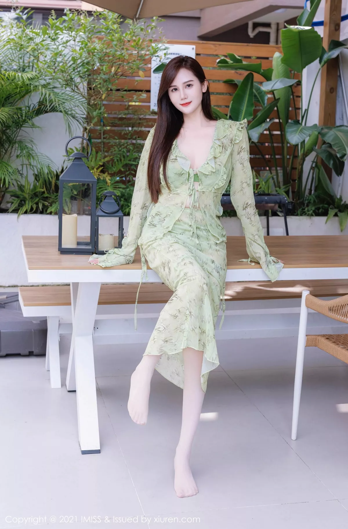 秀人集.com_[IMISS爱蜜社]Vol.758_气质女神sisy思性感淡绿色上衣露灰绿色蕾丝内衣完美诱惑写真40P