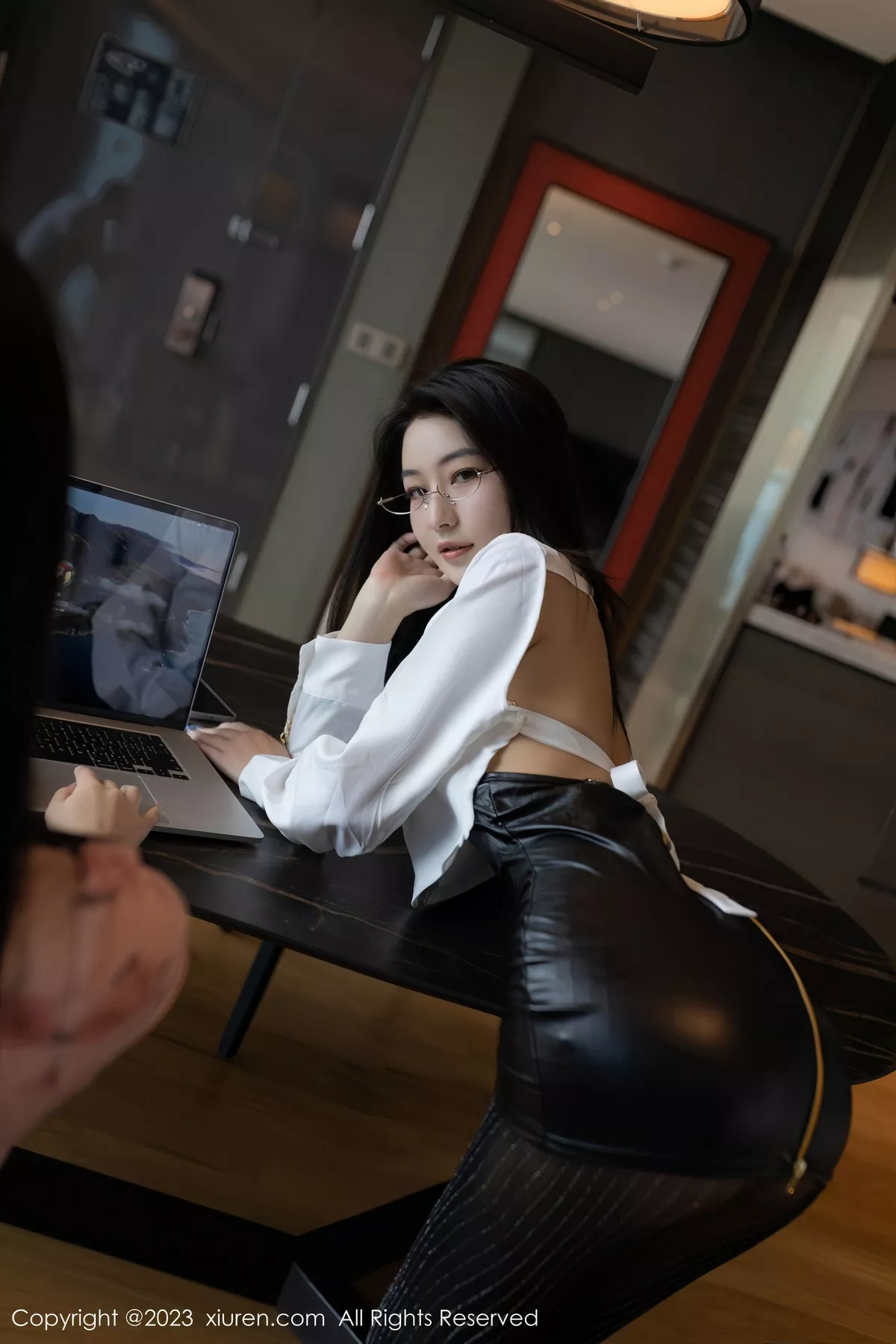 秀人集.com_[XiuRen秀人网]No.7547_模特熊小诺性感白T配黑色皮短裙露超薄黑丝秀曼妙身姿诱惑写真78P