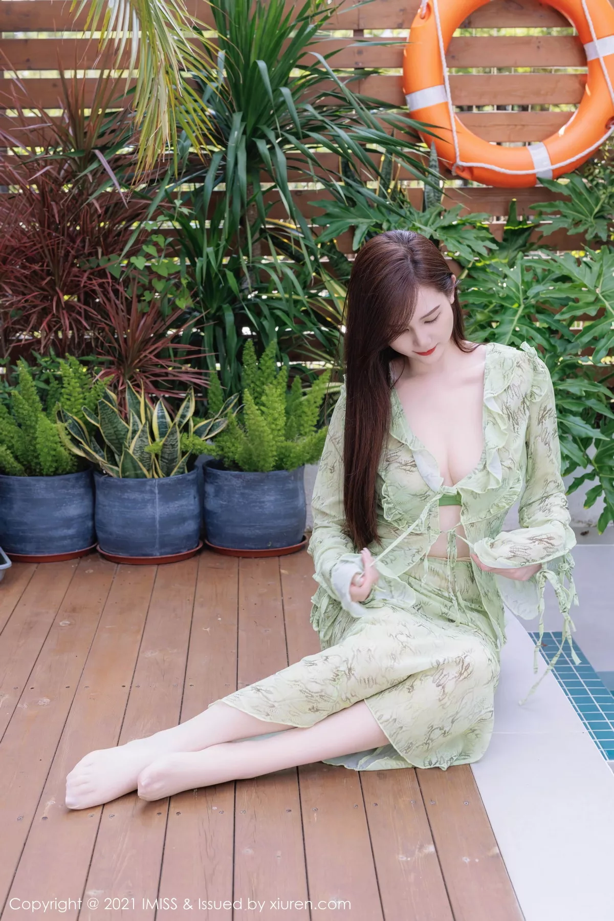 秀人集.com_[IMISS爱蜜社]Vol.758_气质女神sisy思性感淡绿色上衣露灰绿色蕾丝内衣完美诱惑写真40P