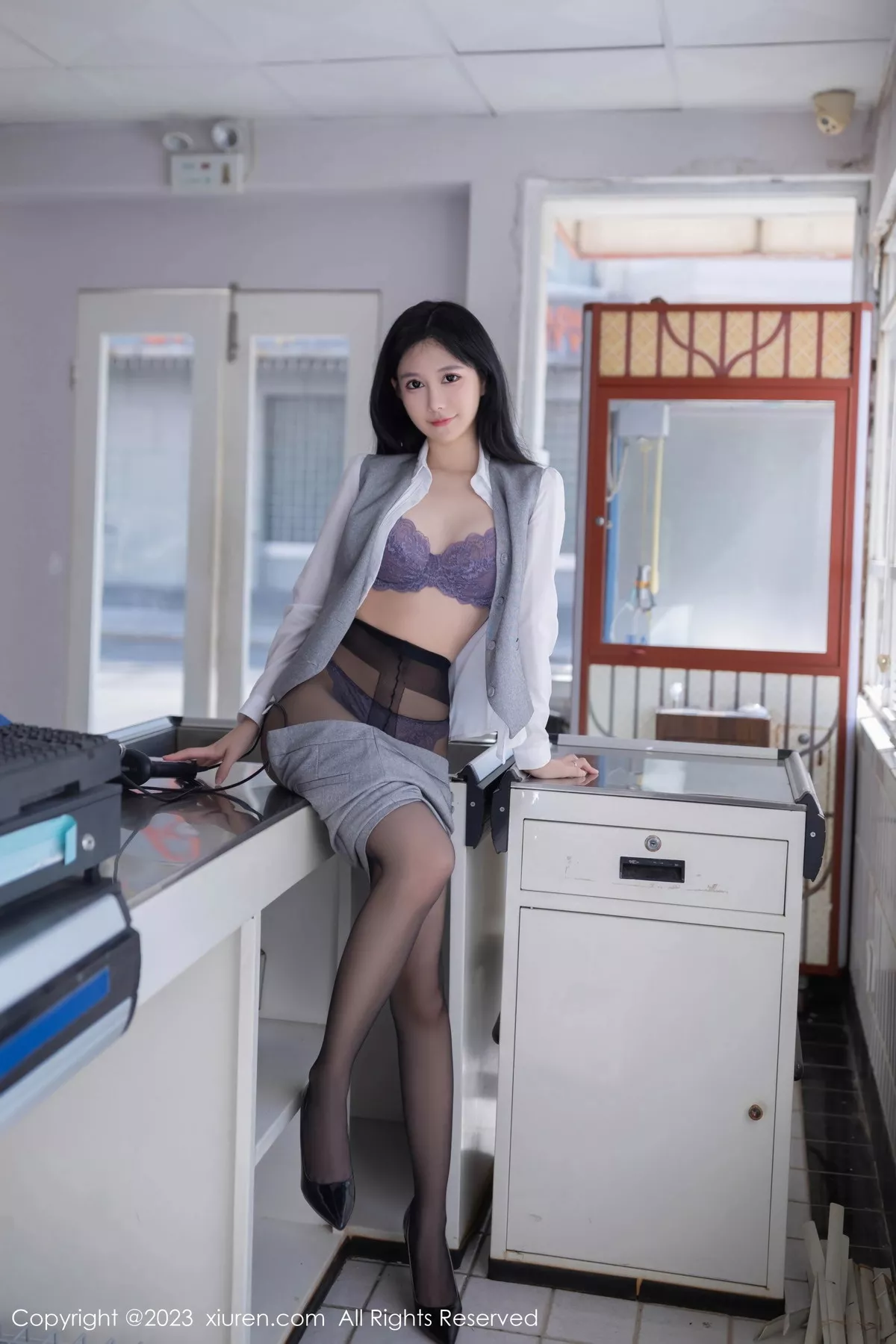 秀人集.com_[XiuRen秀人网]No.7684_模特幼幼性感灰色短裙制服露紫色蕾丝内衣秀完美身姿诱惑写真80P