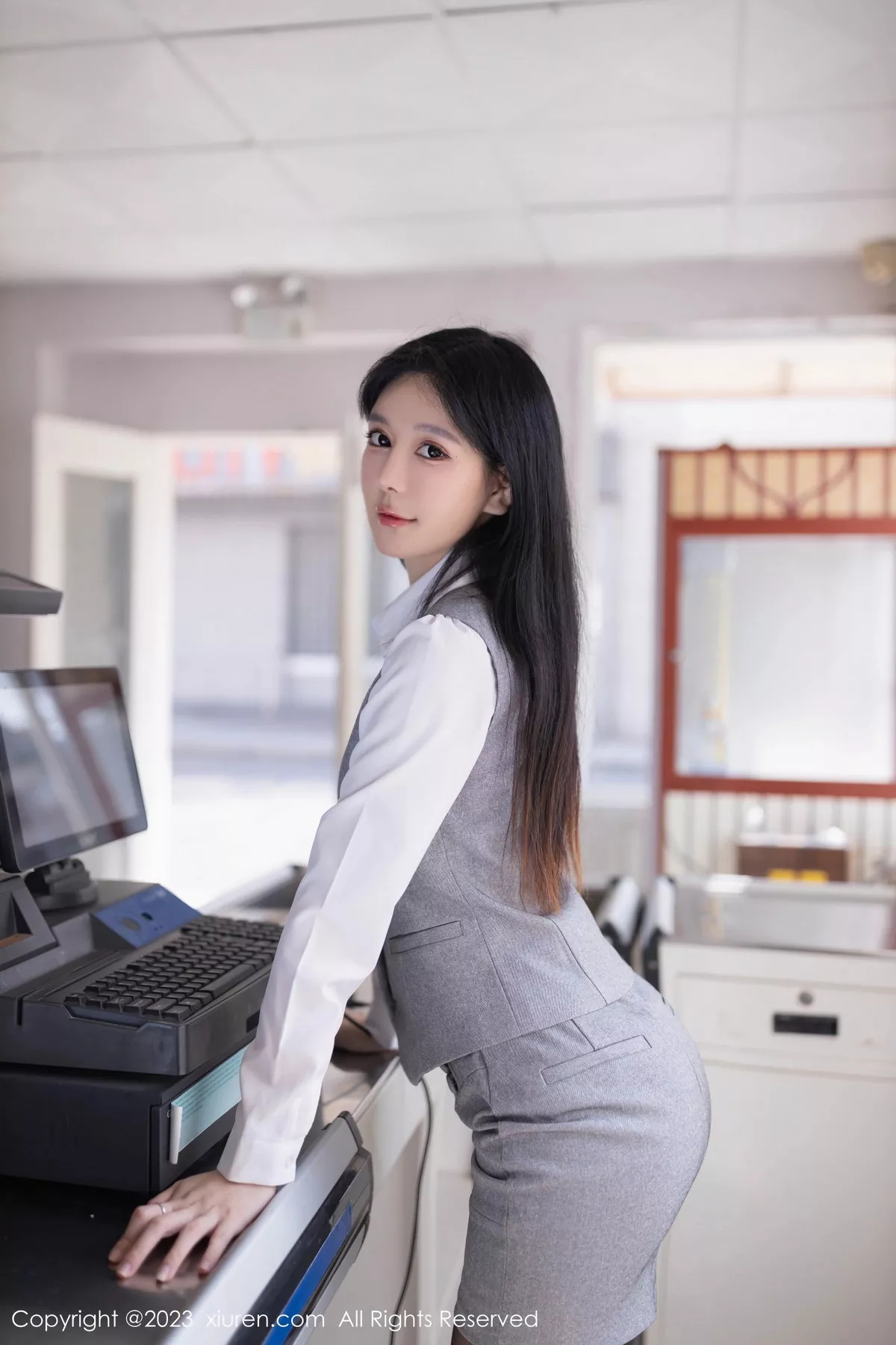 秀人集.com_[XiuRen秀人网]No.7684_模特幼幼性感灰色短裙制服露紫色蕾丝内衣秀完美身姿诱惑写真80P