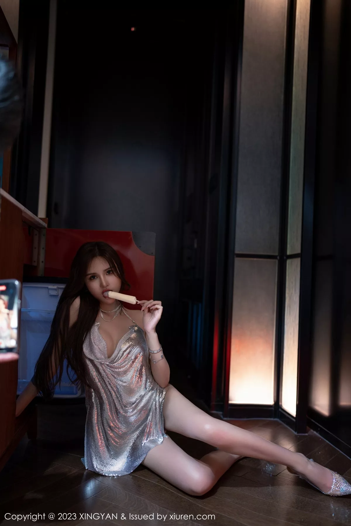 秀人集.com_[XINGYAN星颜社]VOL.216_女神Emily尹菲性感银白色露背吊带短裙秀翘臀美腿迷人诱惑写真84P