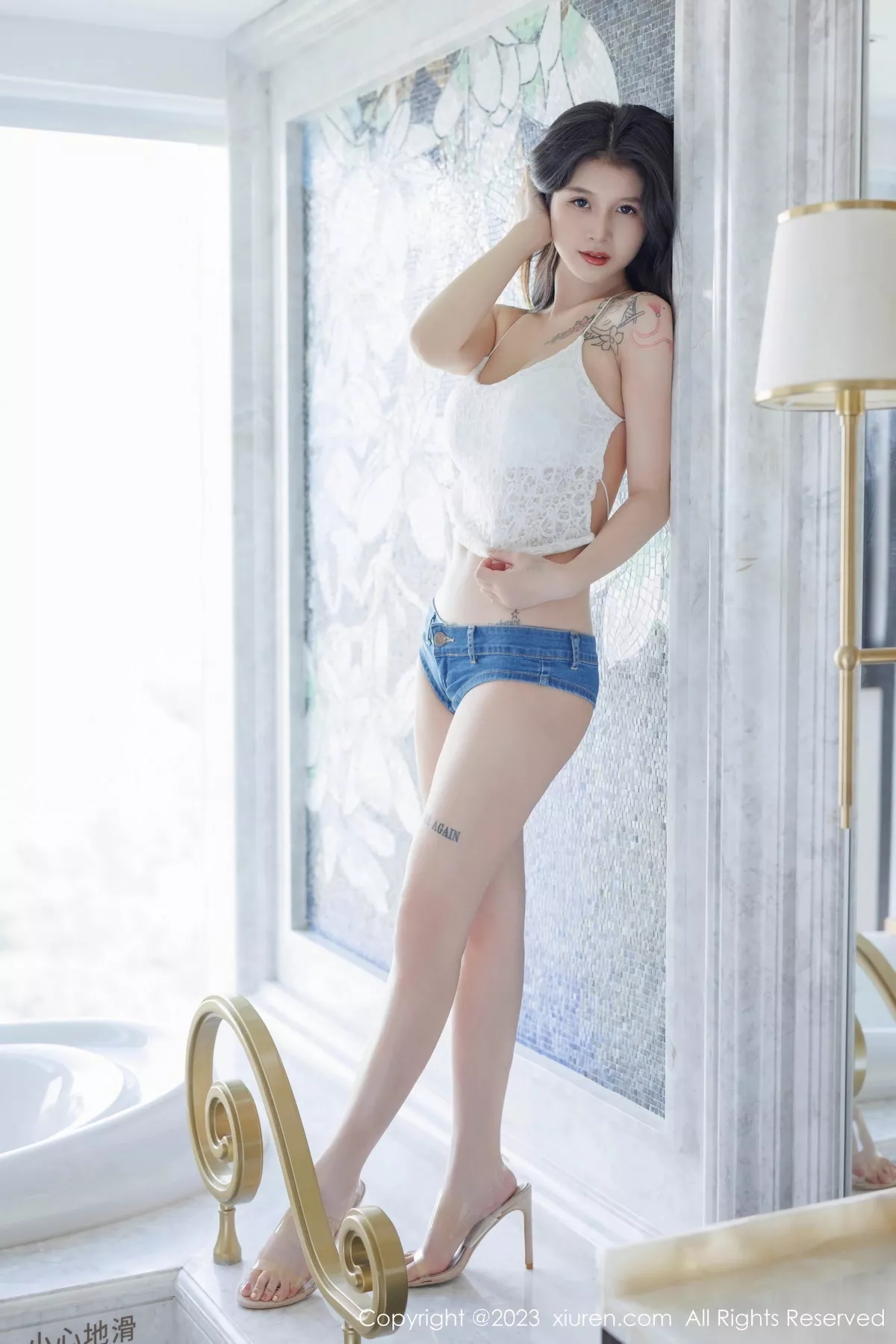 秀人集.com_[XiuRen秀人网]No.7552_模特灵诗怡性感白色短款上衣配超短牛仔裤秀完美身材迷人写真39P