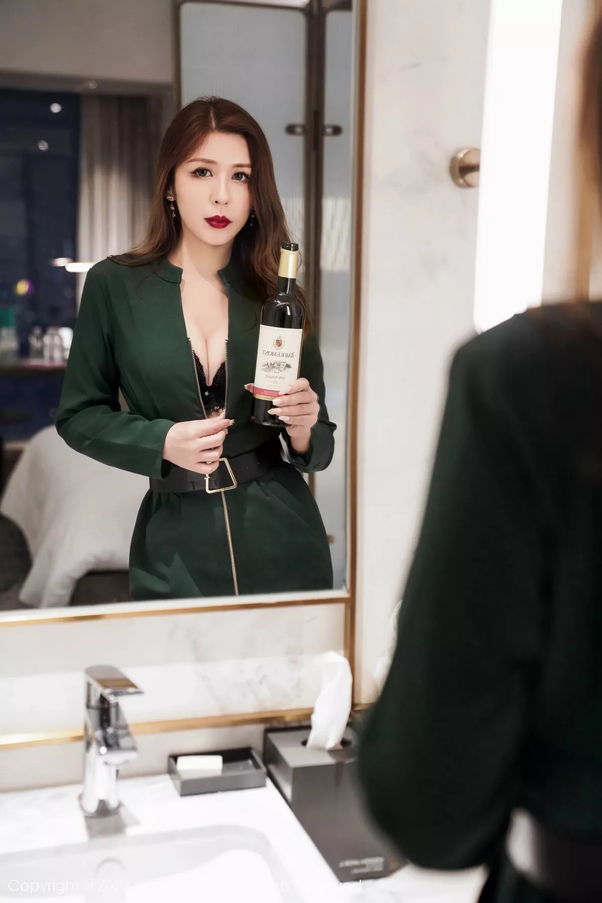 秀人集.com_[XiuRen秀人网]No.7553_模特月野兔美妞性感墨绿色服饰露黑色内衣秀曼妙身姿诱惑写真64P