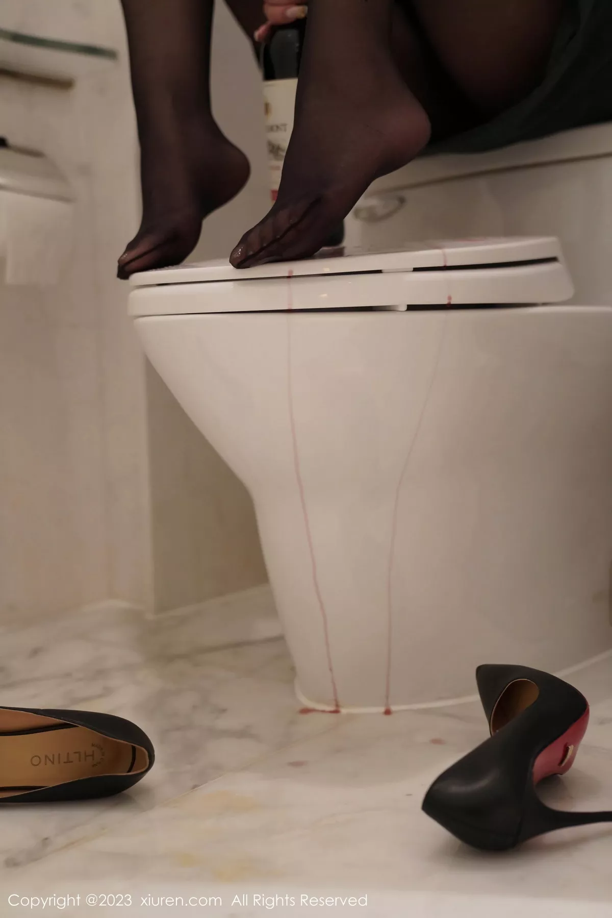 秀人集.com_[XiuRen秀人网]No.7553_模特月野兔美妞性感墨绿色服饰露黑色内衣秀曼妙身姿诱惑写真64P