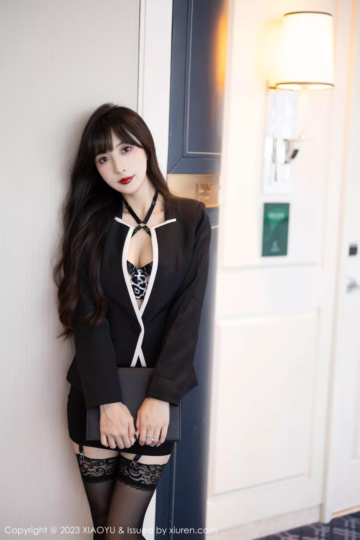 秀人集.com_[XiaoYu画语界]Vol.1149_模特林星阑脱黑色上衣露性感黑色情趣服饰配黑丝吊袜魅惑写真85P