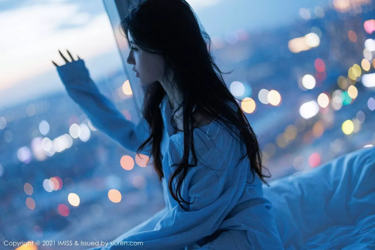 秀人集.com_[IMISS爱蜜社]Vol.759_模特泥鳅鳅床上性感淡蓝T恤露粉色蕾丝内衣秀完美身材诱惑写真35P