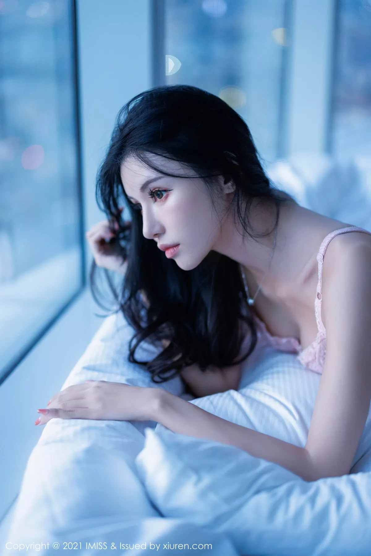 秀人集.com_[IMISS爱蜜社]Vol.759_模特泥鳅鳅床上性感淡蓝T恤露粉色蕾丝内衣秀完美身材诱惑写真35P