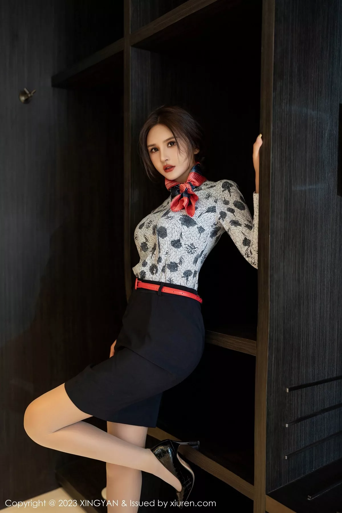 秀人集.com_[XINGYAN星颜社]VOL.219_女神Emily尹菲脱空姐制服露性感黑色内衣配超薄肉丝诱惑写真84P