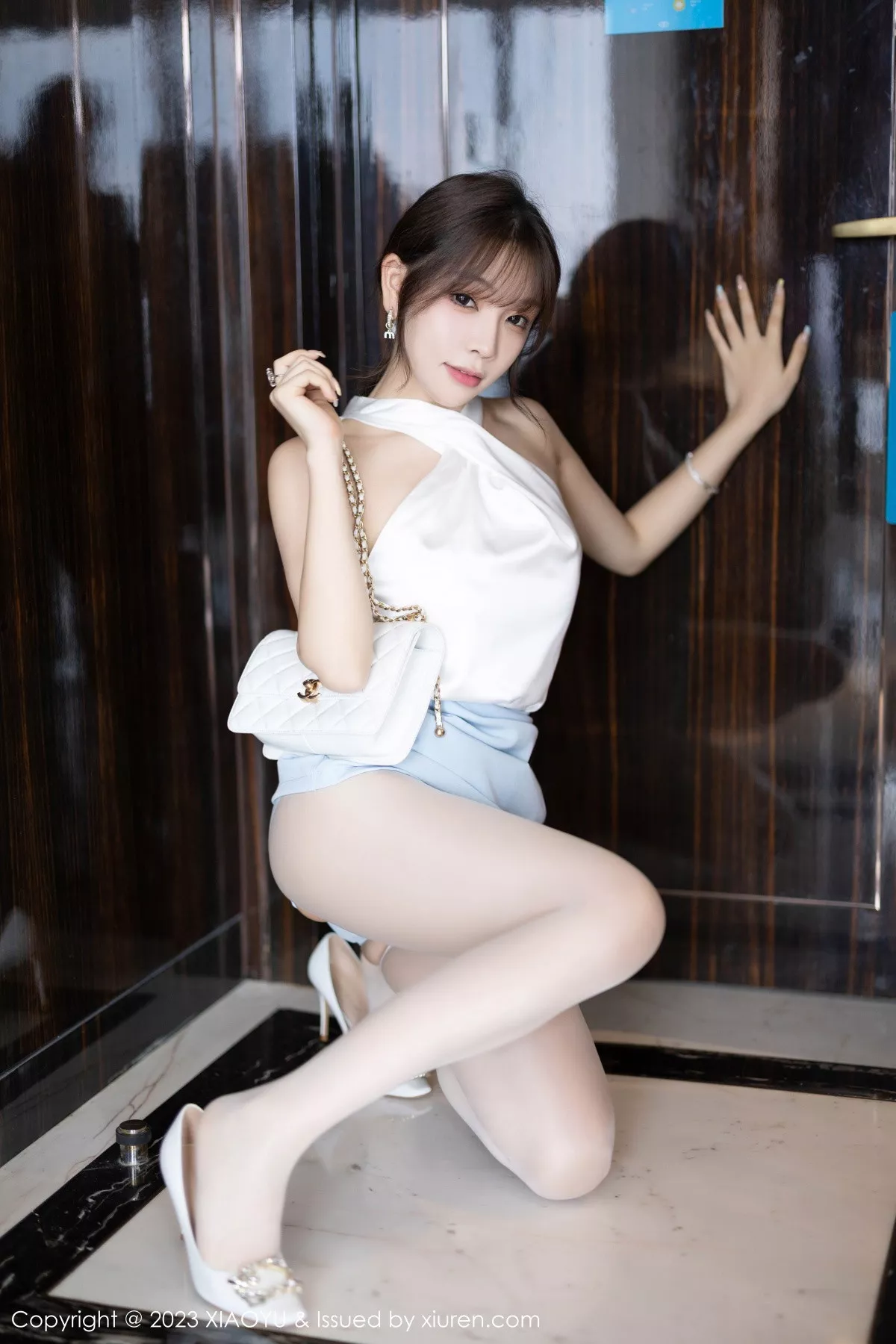 秀人集.com_[XiaoYu画语界]Vol.1155_女神徐莉芝Booty白色上衣配短裙露开档白丝秀曼妙身姿诱惑写真81P