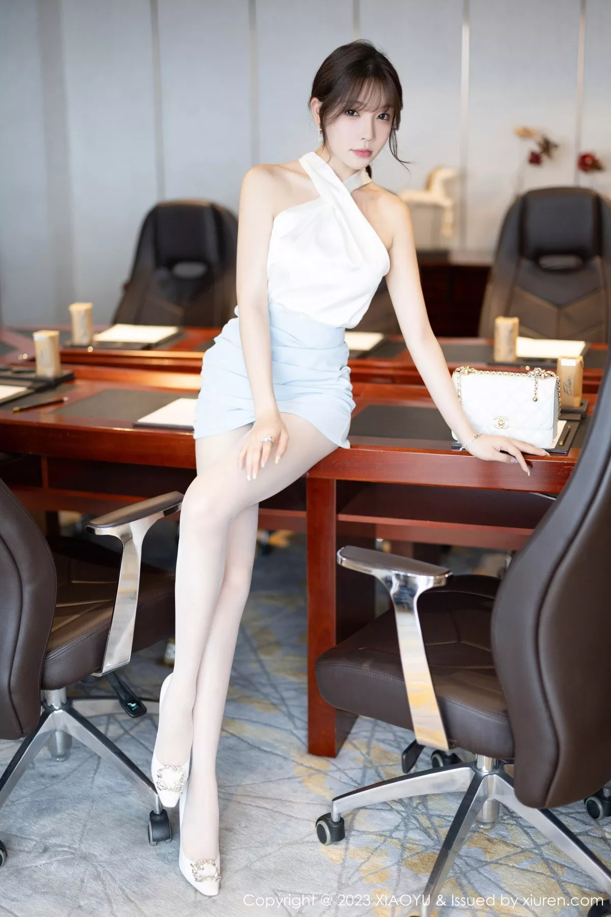 秀人集.com_[XiaoYu画语界]Vol.1155_女神徐莉芝Booty白色上衣配短裙露开档白丝秀曼妙身姿诱惑写真81P