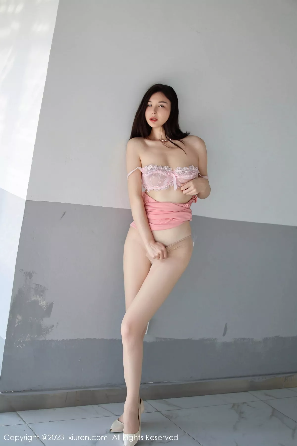 秀人集.com_[XiuRen秀人网]No.7741_模特曼柔粉色连衣裙露粉色蕾丝内衣配无内肉丝秀翘臀诱惑写真75P