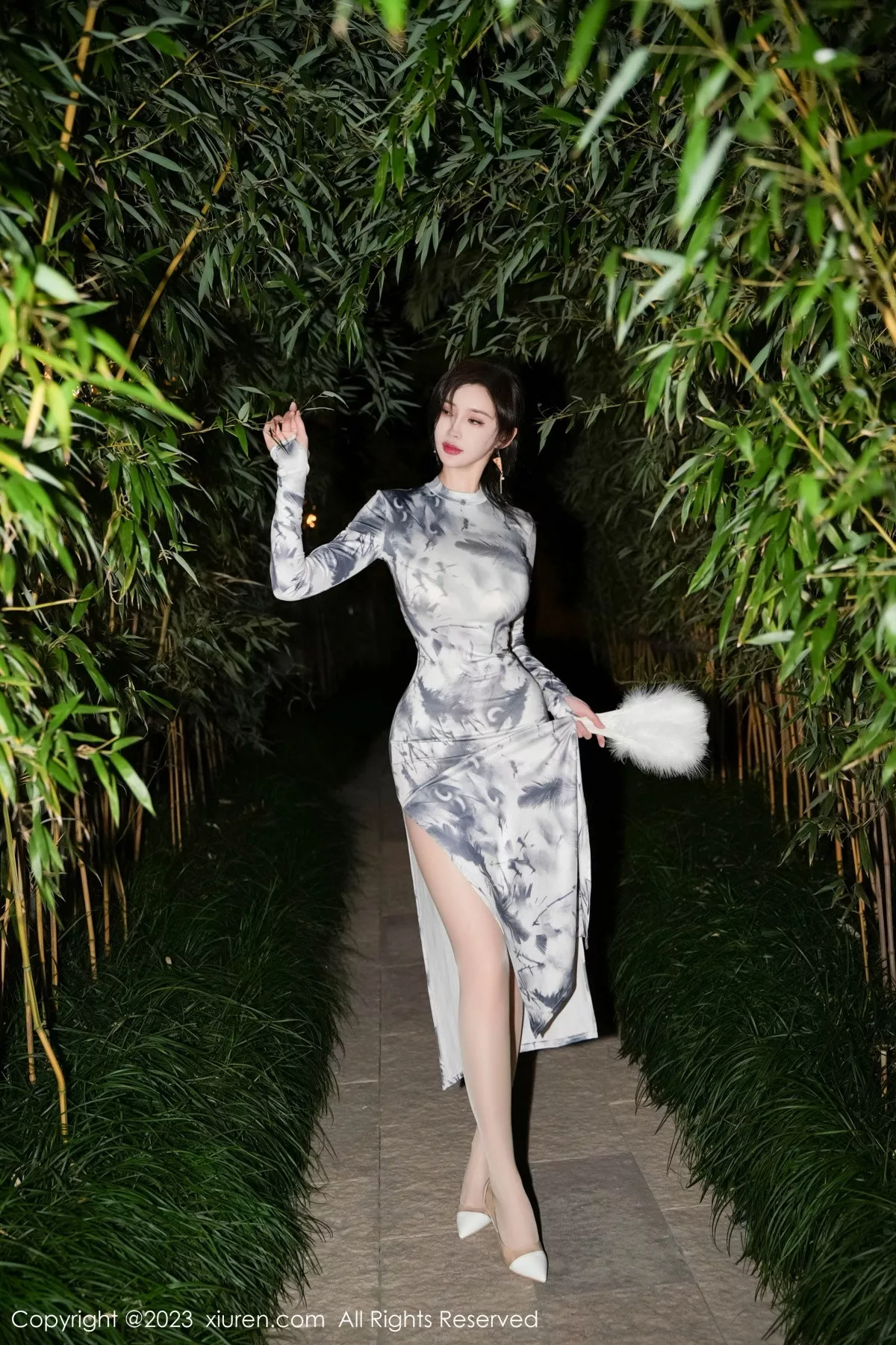 秀人集.com_[XiuRen秀人网]No.7744_女神Carol周妍希户外性感长旗袍露白色内衣秀完美身材诱惑写真77P