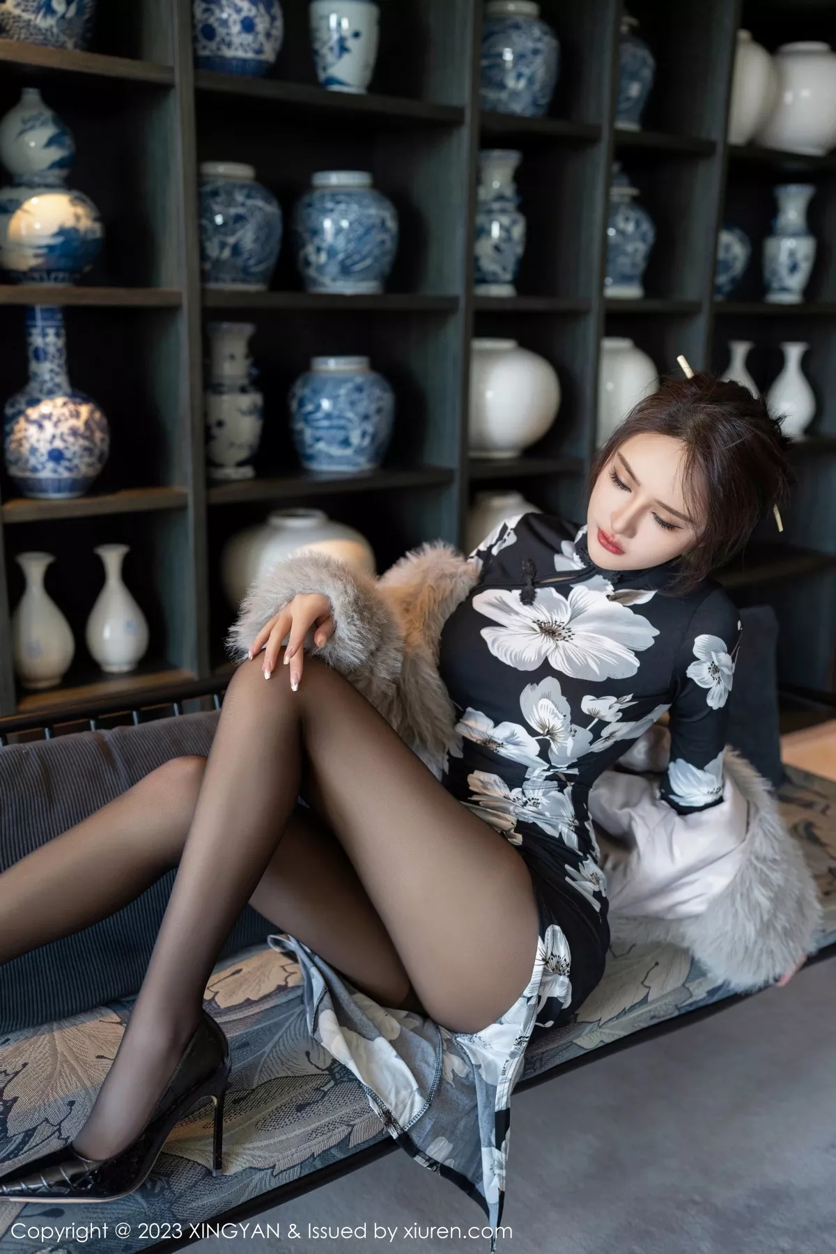 秀人集.com_[XINGYAN星颜社]VOL.221_女神Emily尹菲性感深色旗袍配超薄黑丝秀完美身材迷人诱惑写真81P