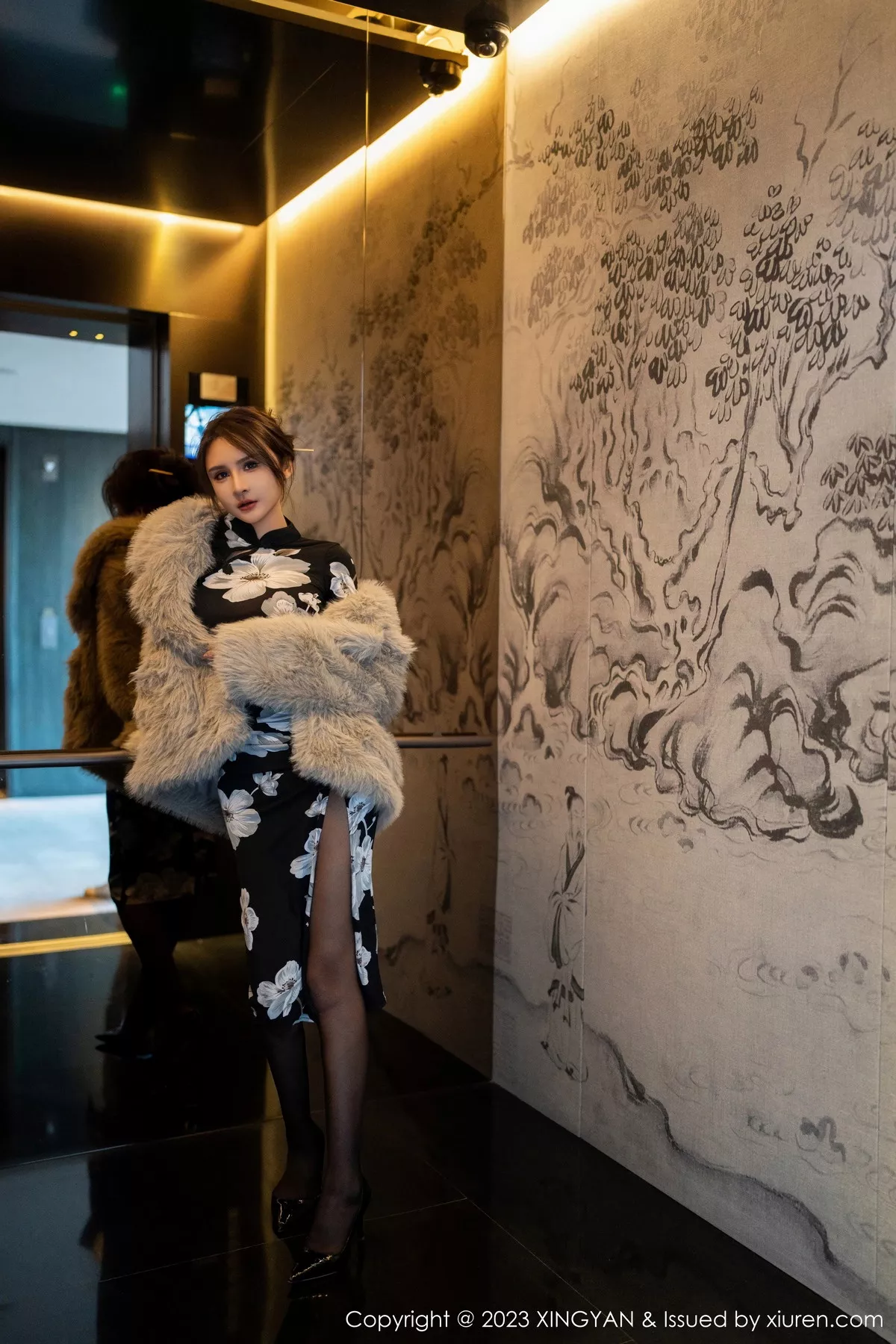 秀人集.com_[XINGYAN星颜社]VOL.221_女神Emily尹菲性感深色旗袍配超薄黑丝秀完美身材迷人诱惑写真81P