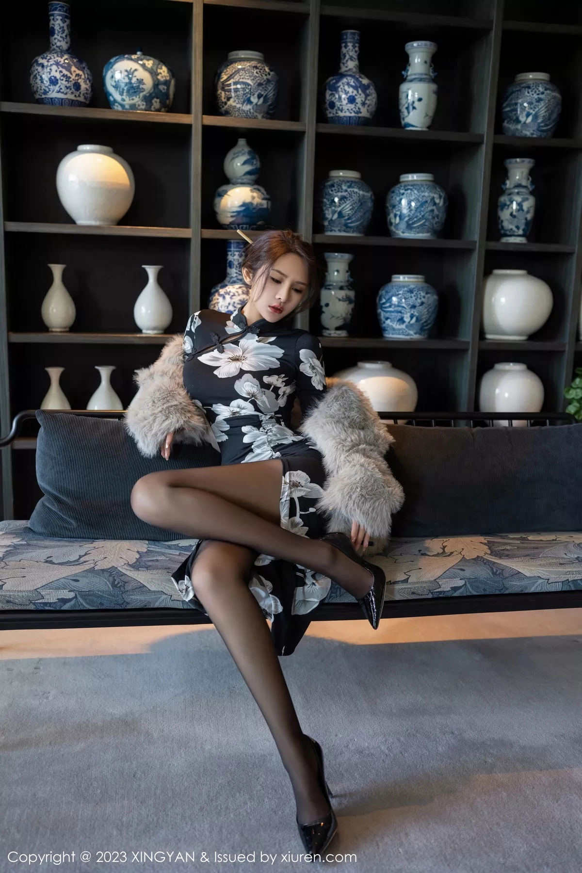 秀人集.com_[XINGYAN星颜社]VOL.221_女神Emily尹菲性感深色旗袍配超薄黑丝秀完美身材迷人诱惑写真81P