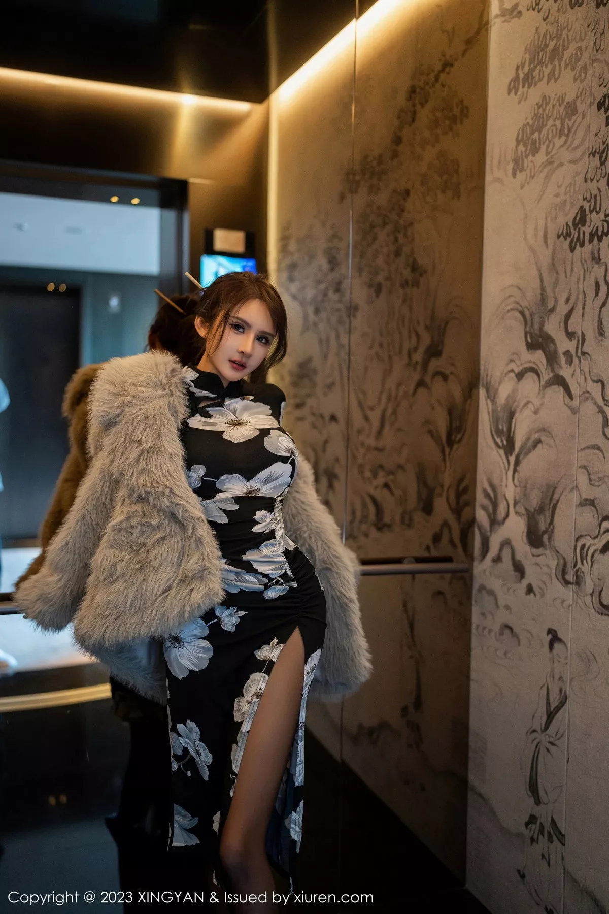 秀人集.com_[XINGYAN星颜社]VOL.221_女神Emily尹菲性感深色旗袍配超薄黑丝秀完美身材迷人诱惑写真81P