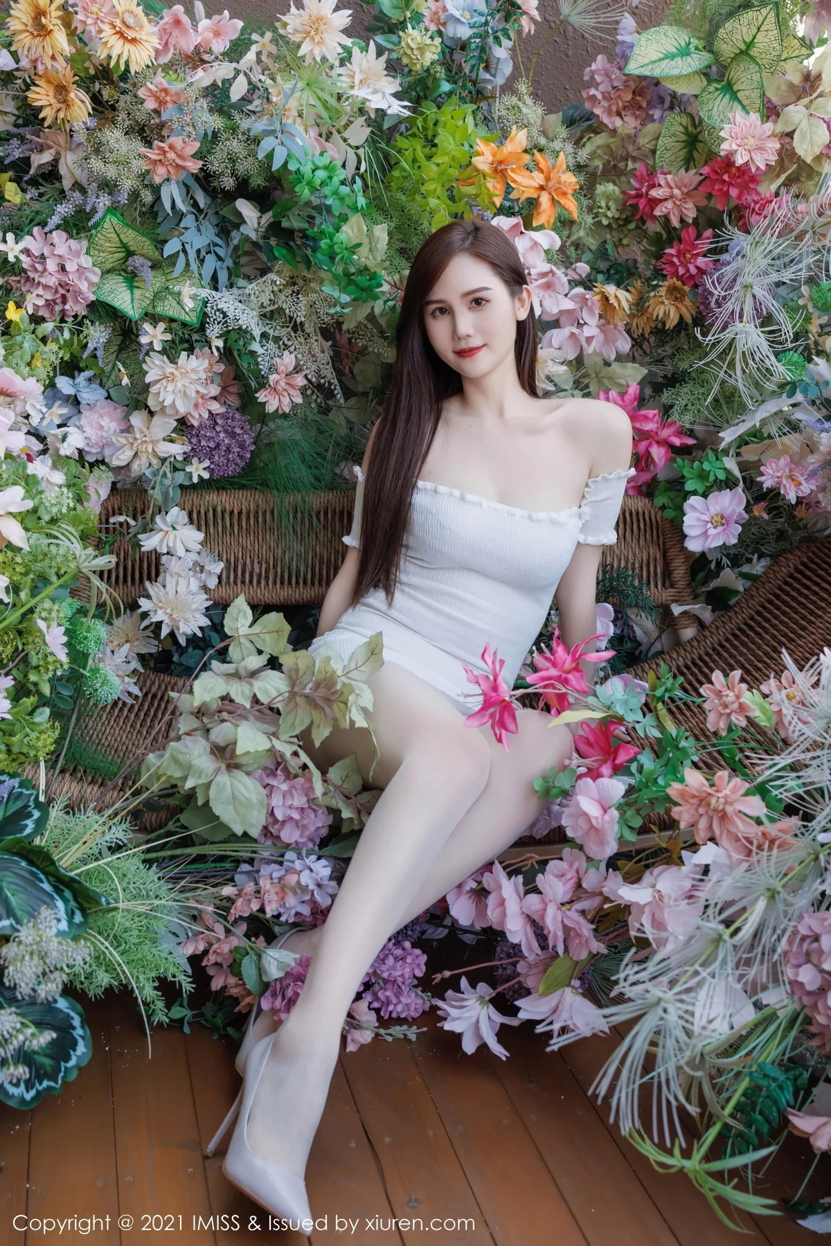 秀人集.com_[IMISS爱蜜社]Vol.761_女神SISY思白色露肩连衣裙露紫色蕾丝内衣秀完美身材诱惑写真43P