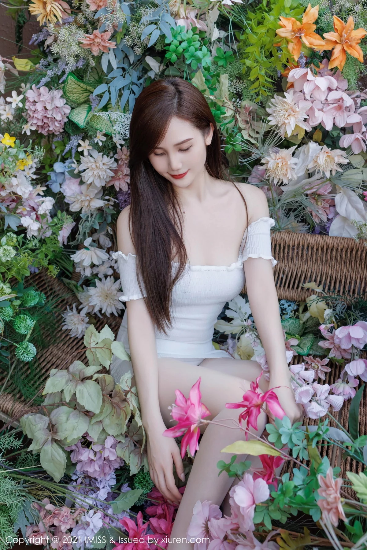 秀人集.com_[IMISS爱蜜社]Vol.761_女神SISY思白色露肩连衣裙露紫色蕾丝内衣秀完美身材诱惑写真43P