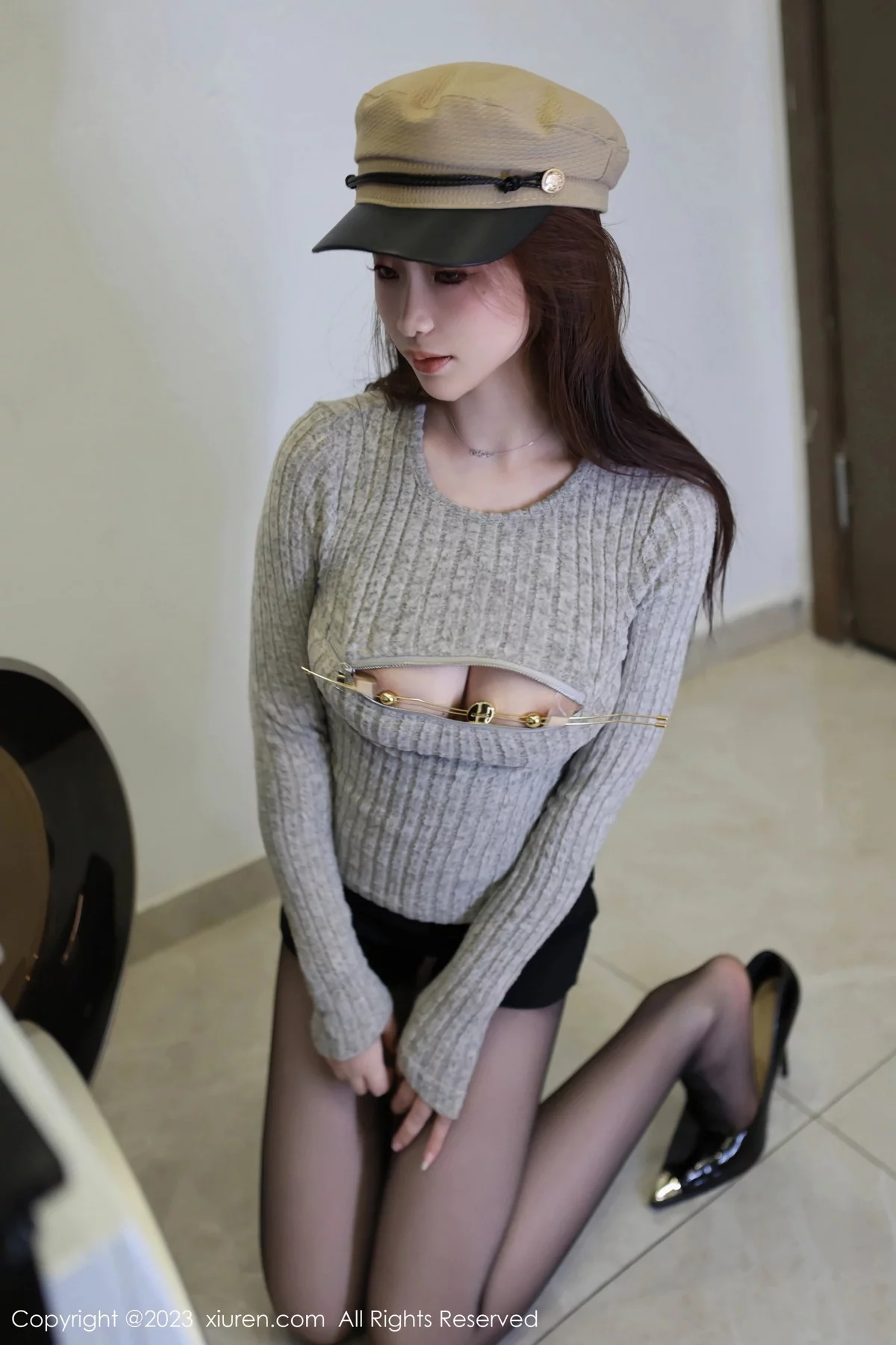 秀人集.com_[XiuRen秀人网]No.7790_模特月酱儿性感灰色开胸衣配黑短裤露超薄黑丝秀美腿诱惑写真73P