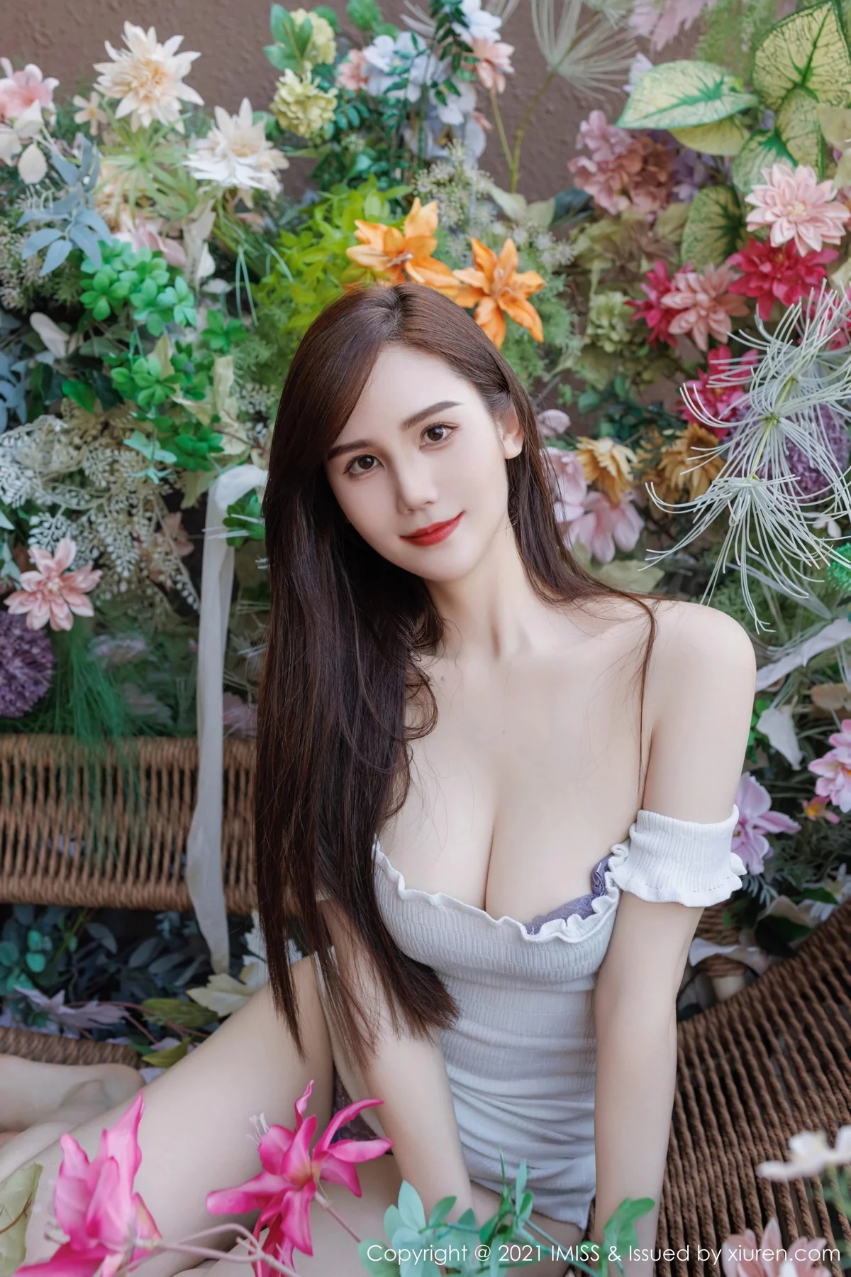 秀人集.com_[IMISS爱蜜社]Vol.761_女神SISY思白色露肩连衣裙露紫色蕾丝内衣秀完美身材诱惑写真43P