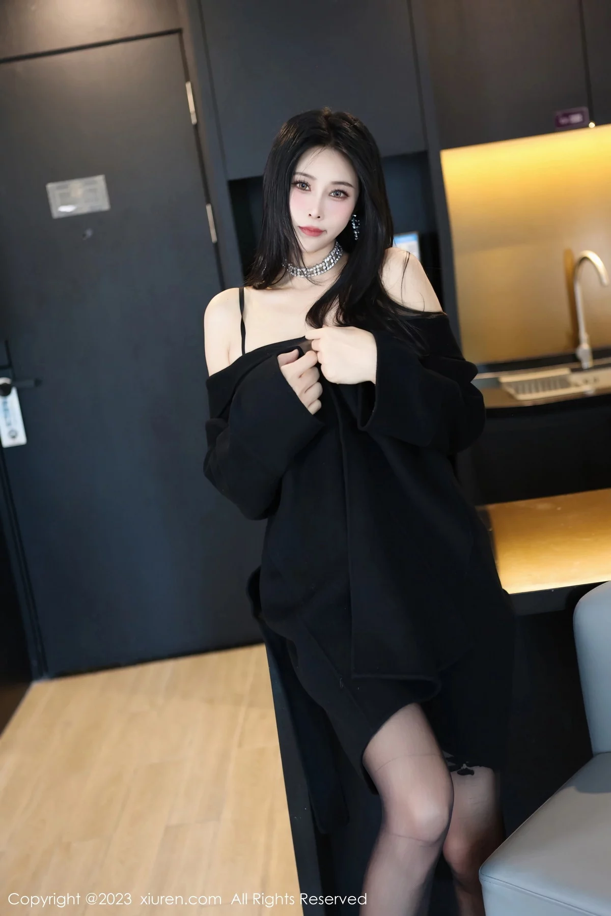 秀人集.com_[XiuRen秀人网]No.7797_模特草莓mm脱黑色外套露黑色薄纱内衣配超薄黑丝极致魅惑写真70P