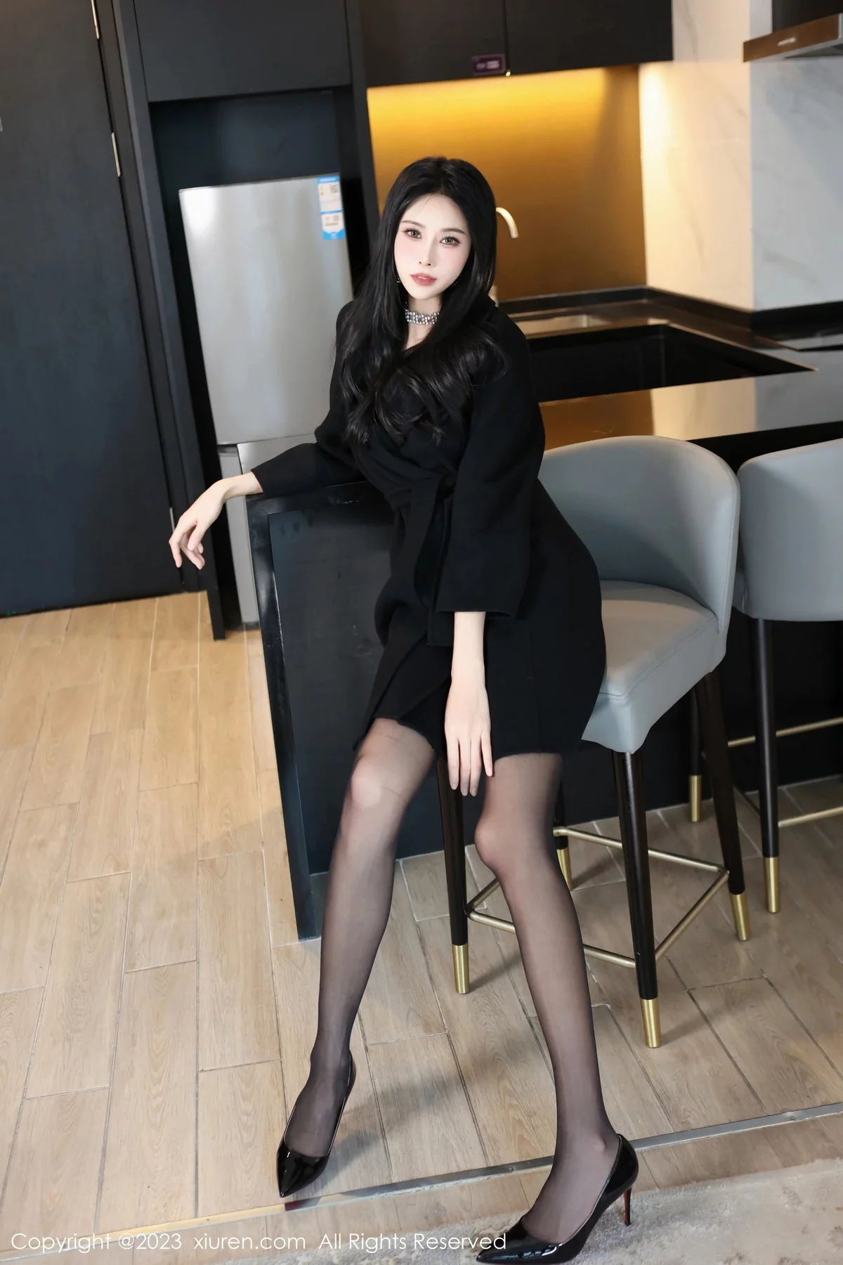 秀人集.com_[XiuRen秀人网]No.7797_模特草莓mm脱黑色外套露黑色薄纱内衣配超薄黑丝极致魅惑写真70P