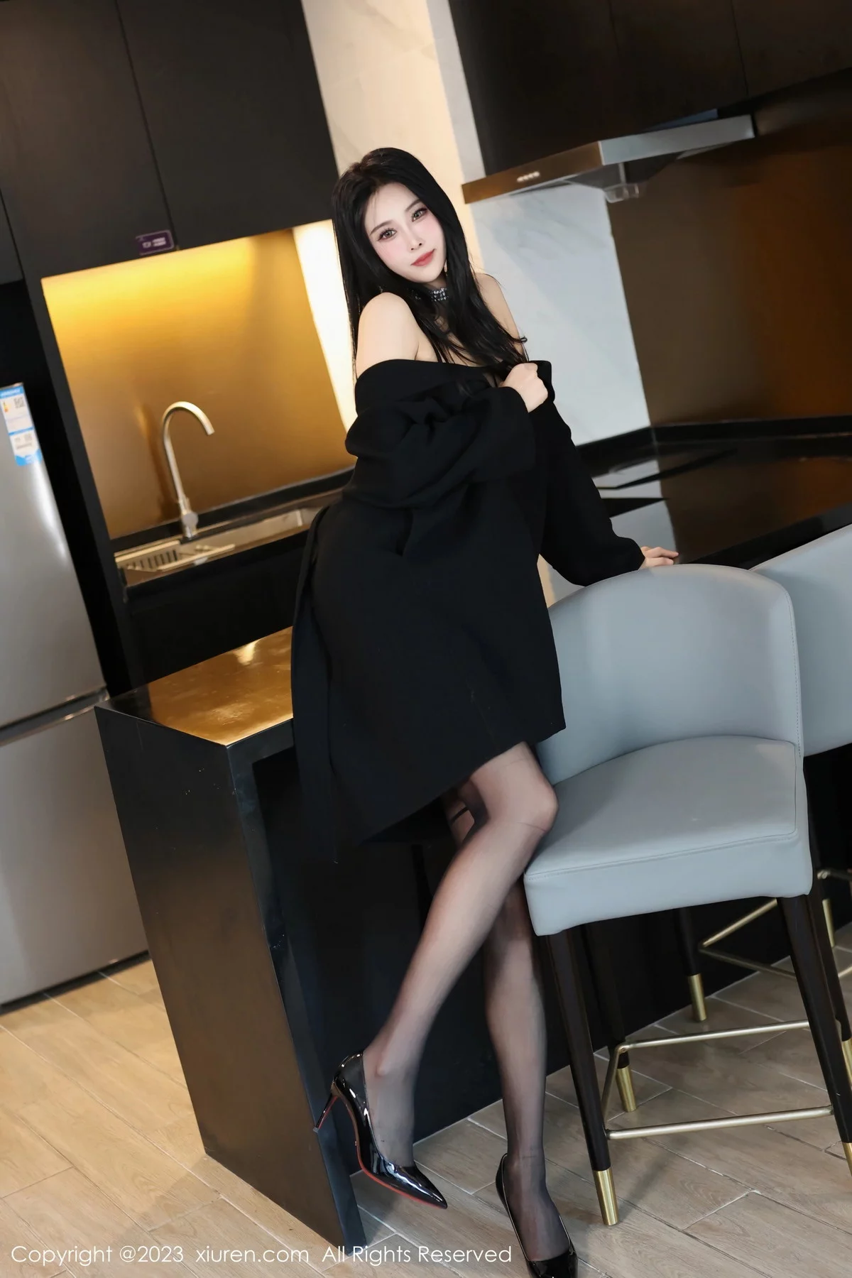 秀人集.com_[XiuRen秀人网]No.7797_模特草莓mm脱黑色外套露黑色薄纱内衣配超薄黑丝极致魅惑写真70P