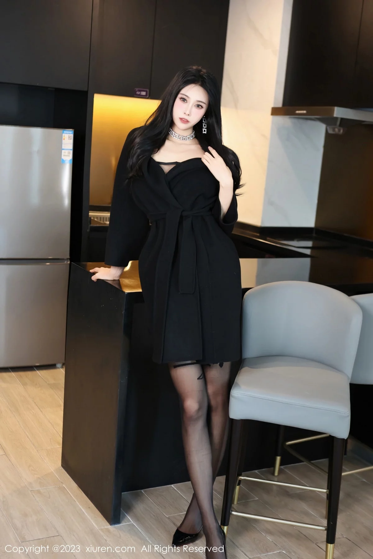 秀人集.com_[XiuRen秀人网]No.7797_模特草莓mm脱黑色外套露黑色薄纱内衣配超薄黑丝极致魅惑写真70P