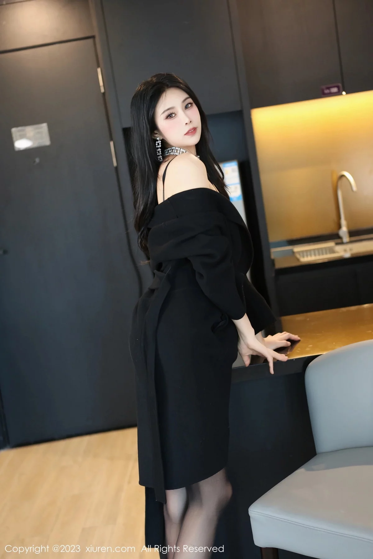 秀人集.com_[XiuRen秀人网]No.7797_模特草莓mm脱黑色外套露黑色薄纱内衣配超薄黑丝极致魅惑写真70P