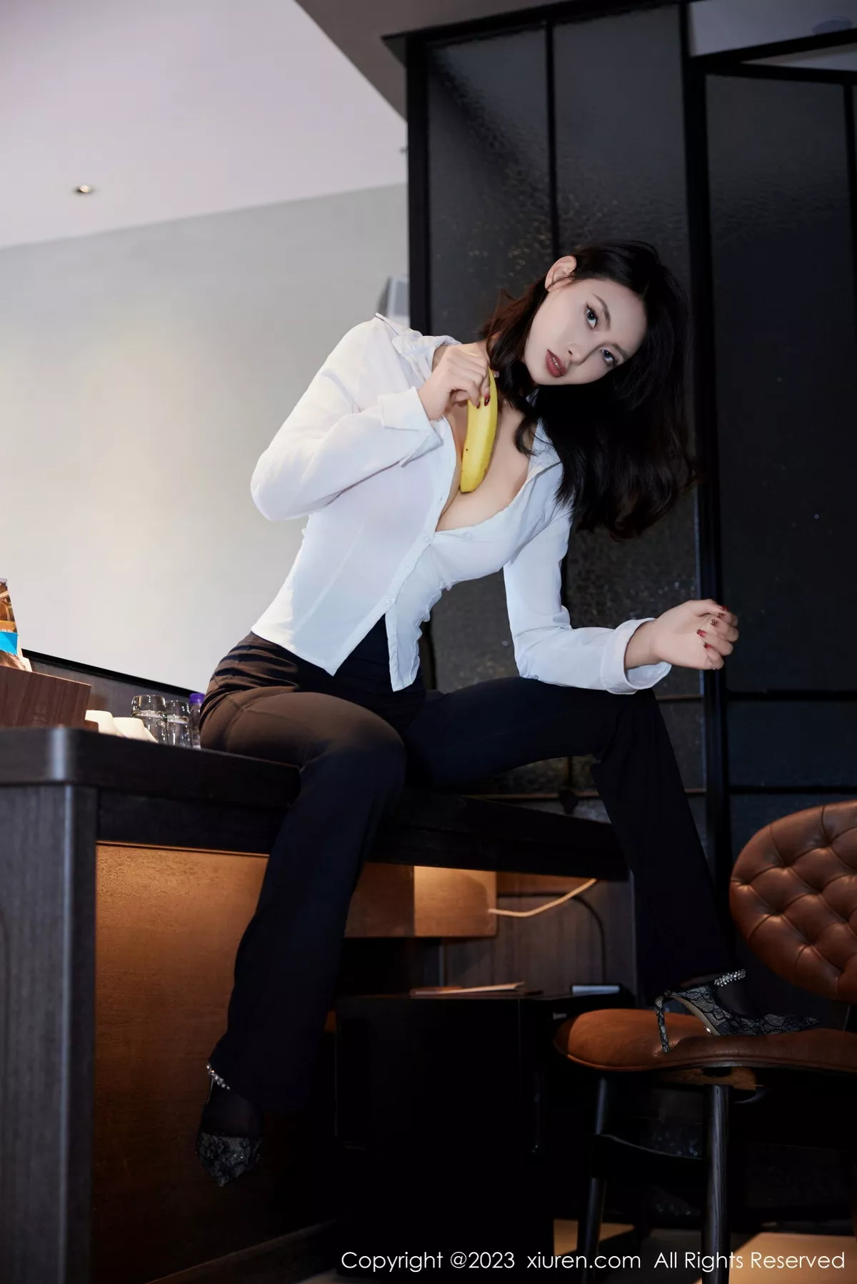 秀人集.com_[XiuRen秀人网]No.7692_模特Lingyu69性感白T配黑短裙露红色内衣配黑丝袜完美诱惑写真72P