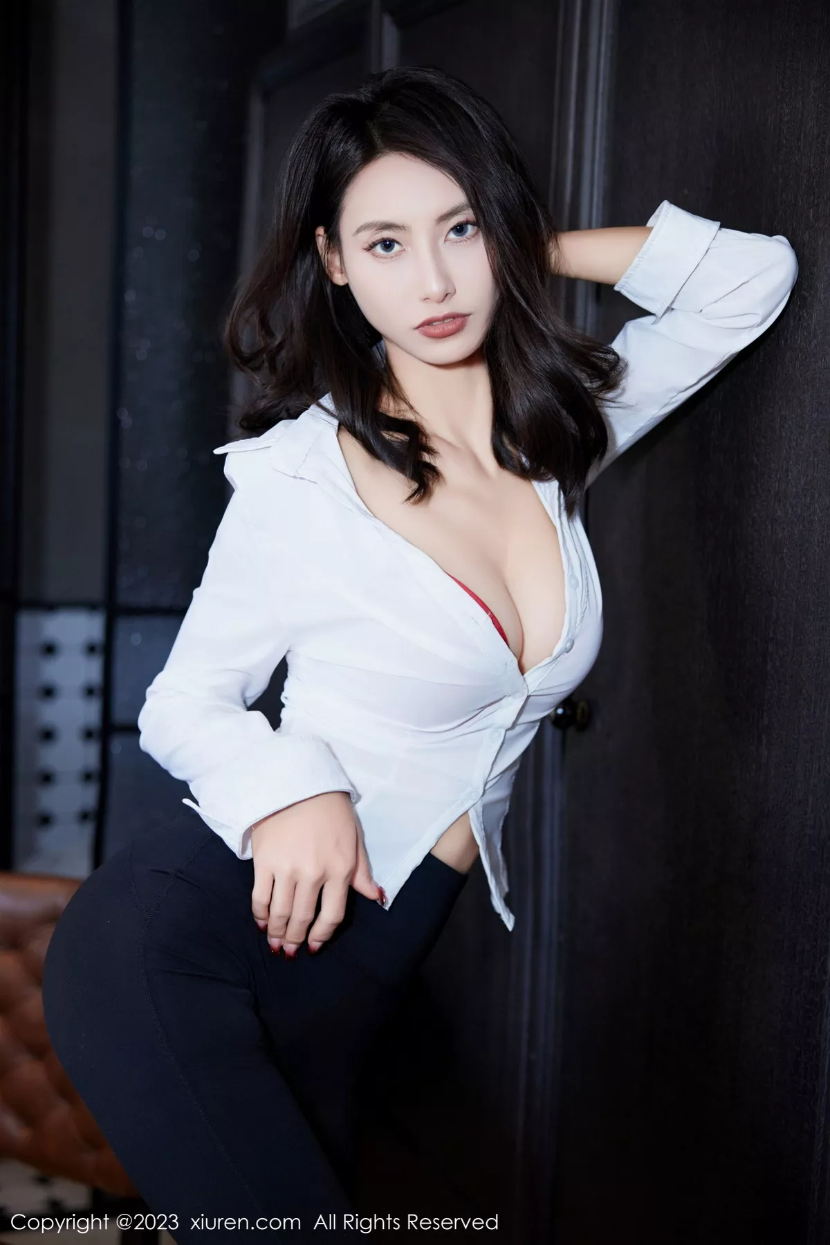 秀人集.com_[XiuRen秀人网]No.7692_模特Lingyu69性感白T配黑短裙露红色内衣配黑丝袜完美诱惑写真72P