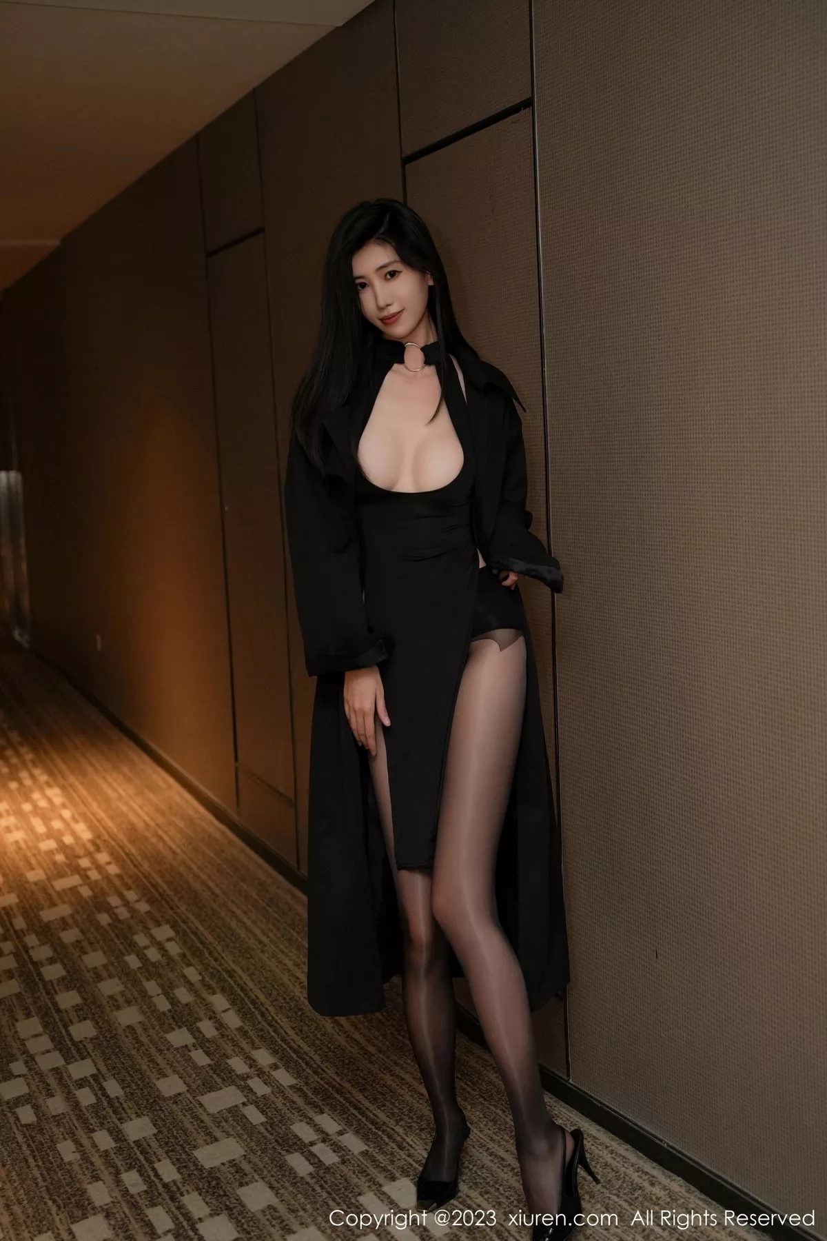 秀人集.com_[XiuRen秀人网]No.7701_模特章芃芃性感黑色服饰配闪亮开档黑丝秀翘臀美腿迷人诱惑写真81P