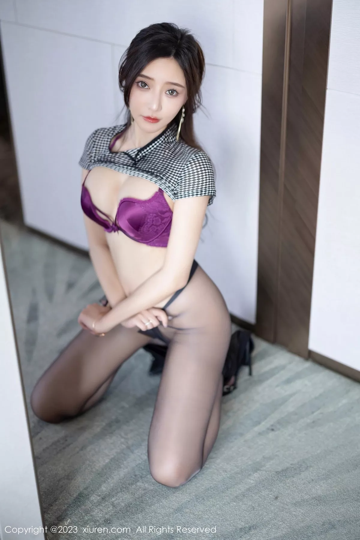 秀人集.com_[XiuRen秀人网]No.7703_女神王馨瑶yanni性感玫红色内衣配超薄无内黑丝惹火诱惑写真81P