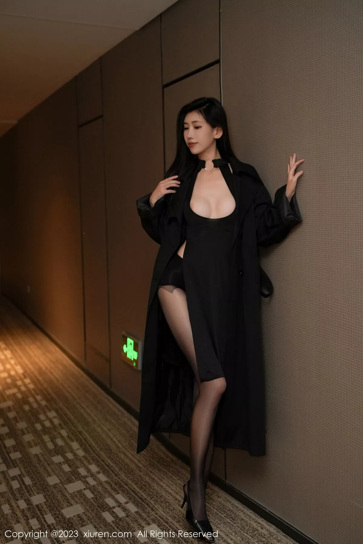 秀人集.com_[XiuRen秀人网]No.7701_模特章芃芃性感黑色服饰配闪亮开档黑丝秀翘臀美腿迷人诱惑写真81P