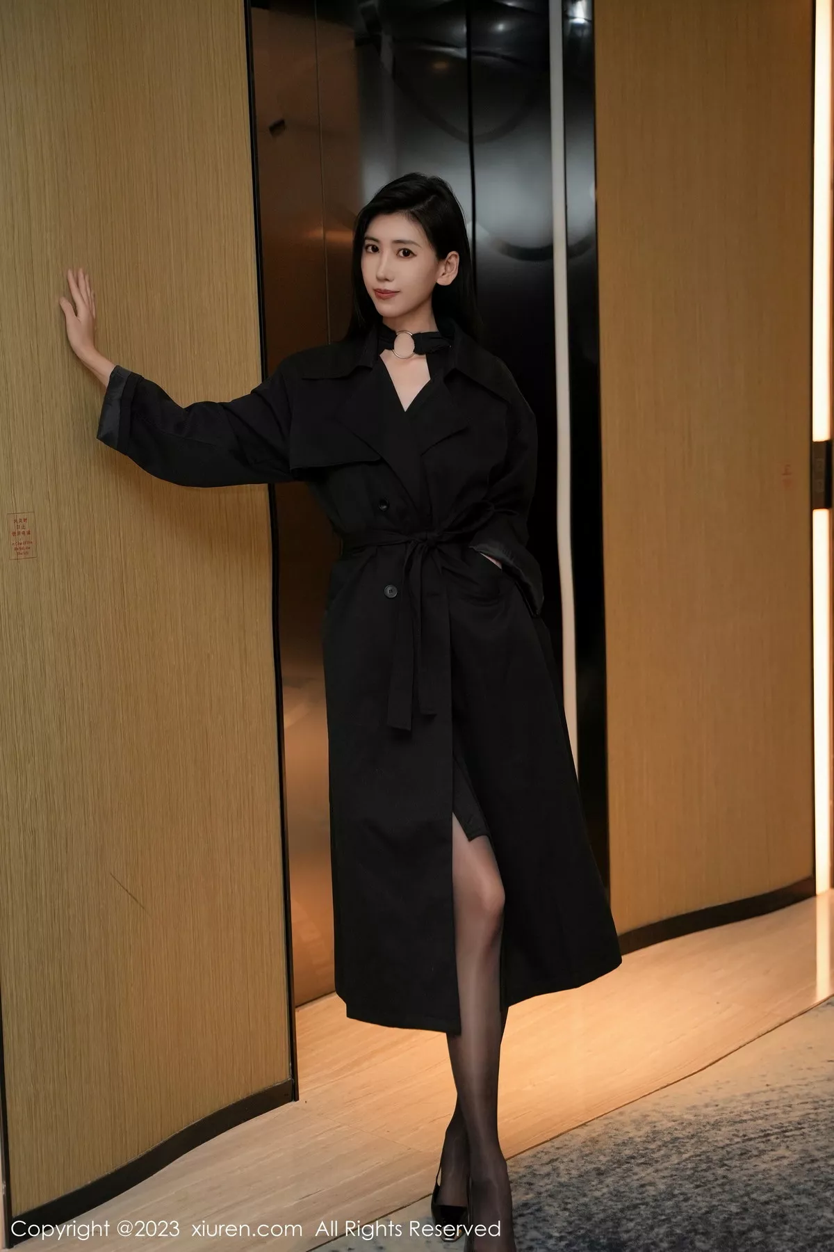 秀人集.com_[XiuRen秀人网]No.7701_模特章芃芃性感黑色服饰配闪亮开档黑丝秀翘臀美腿迷人诱惑写真81P