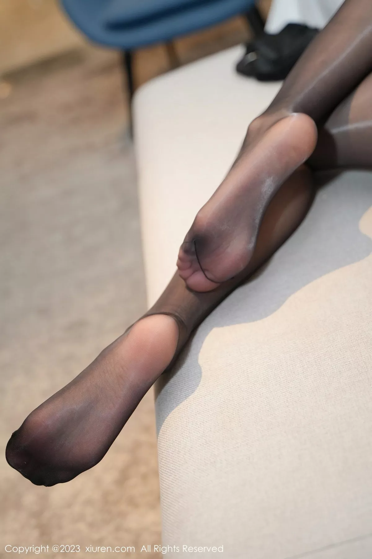 秀人集.com_[XiuRen秀人网]No.7701_模特章芃芃性感黑色服饰配闪亮开档黑丝秀翘臀美腿迷人诱惑写真81P