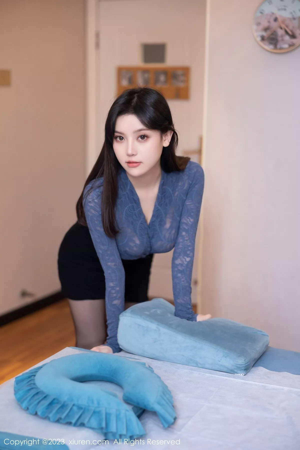 秀人集.com_[XiuRen秀人网]No.7720_模特豆瓣酱蓝色薄纱上衣配黑短裙露白色内衣秀丰满身材诱惑写真83P