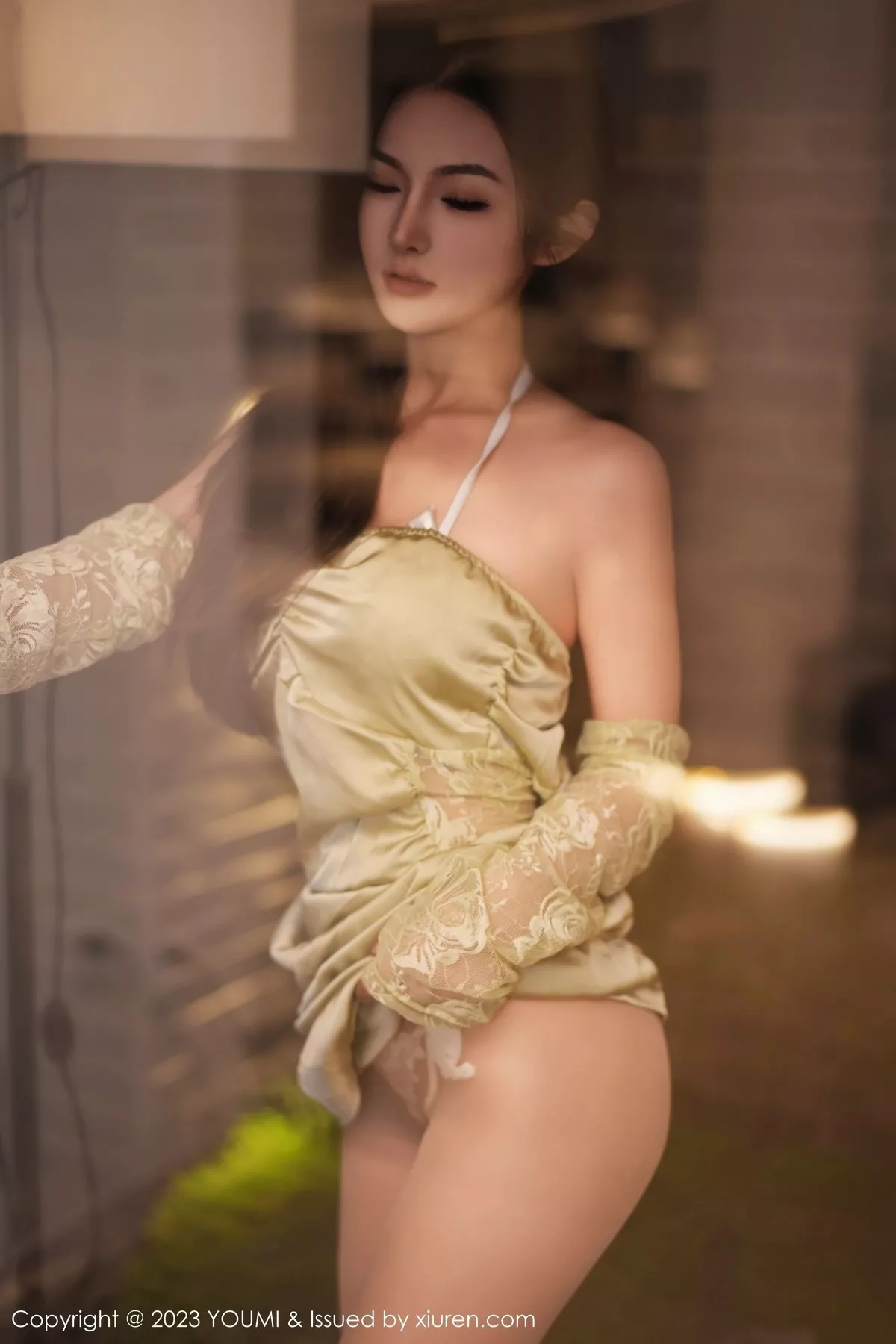 秀人集.com_[YouMi尤蜜荟]Vol.1006_模特谭小灵性感果绿连衣裙露白色蕾丝内衣秀惹火身段诱惑写真77P