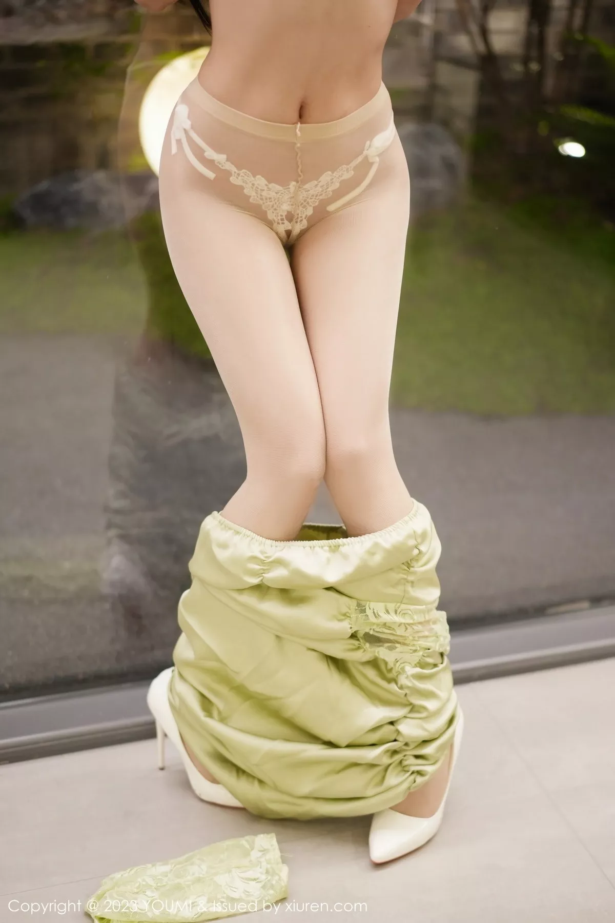 秀人集.com_[YouMi尤蜜荟]Vol.1006_模特谭小灵性感果绿连衣裙露白色蕾丝内衣秀惹火身段诱惑写真77P