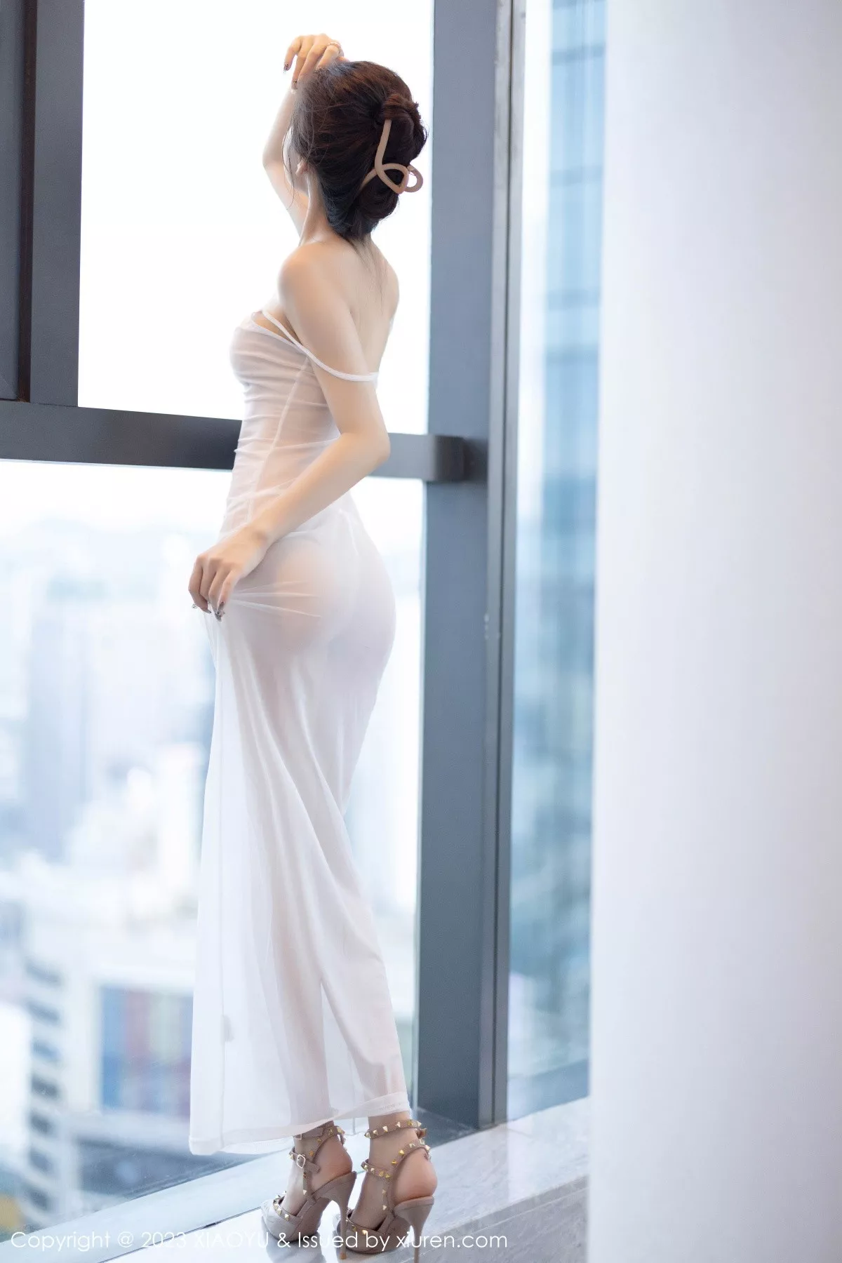 秀人集.com_[XiaoYu画语界]Vol.1152_模特苏曼兮性感米色服饰配白色丝袜+白色薄纱长裙迷人诱惑写真83P