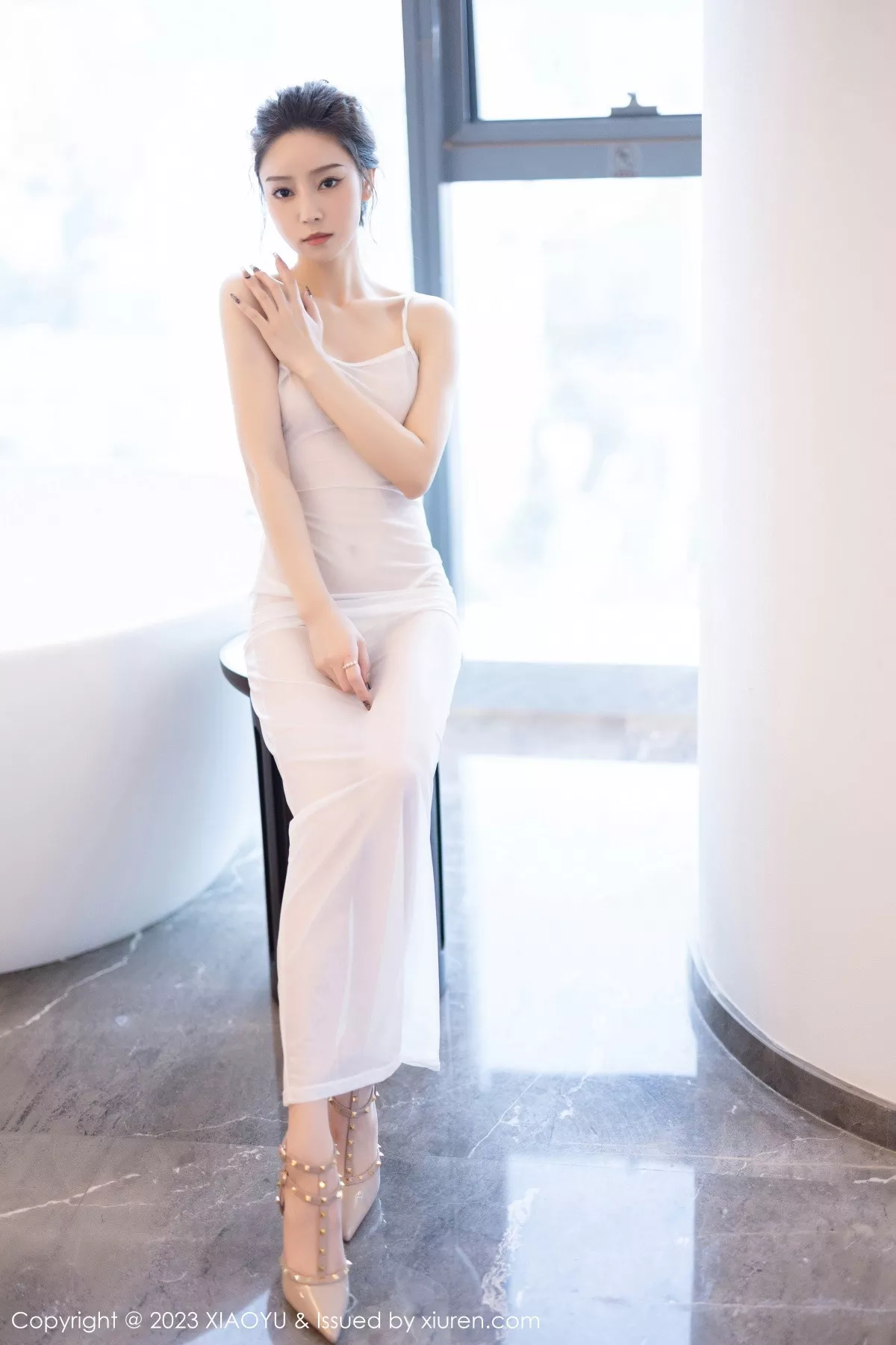 秀人集.com_[XiaoYu画语界]Vol.1152_模特苏曼兮性感米色服饰配白色丝袜+白色薄纱长裙迷人诱惑写真83P