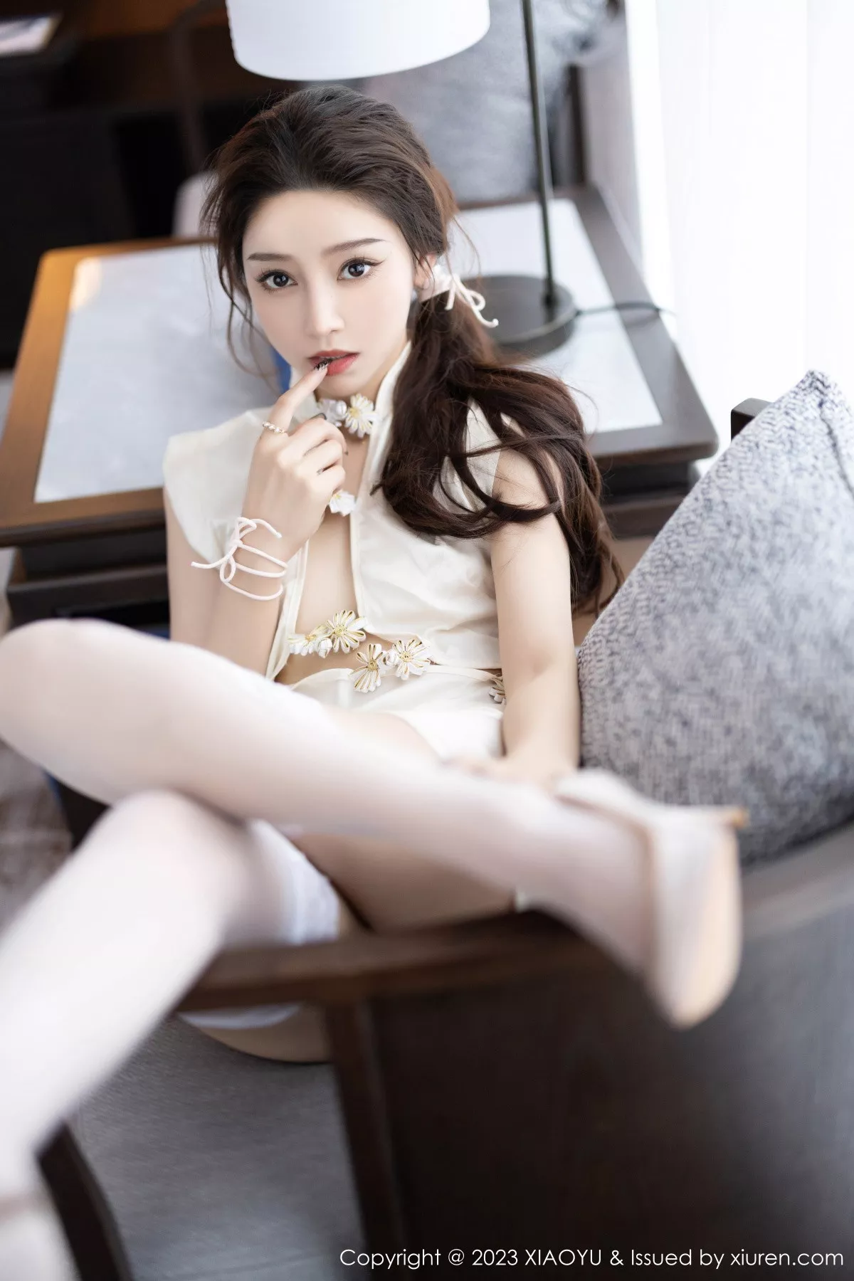 秀人集.com_[XiaoYu画语界]Vol.1152_模特苏曼兮性感米色服饰配白色丝袜+白色薄纱长裙迷人诱惑写真83P