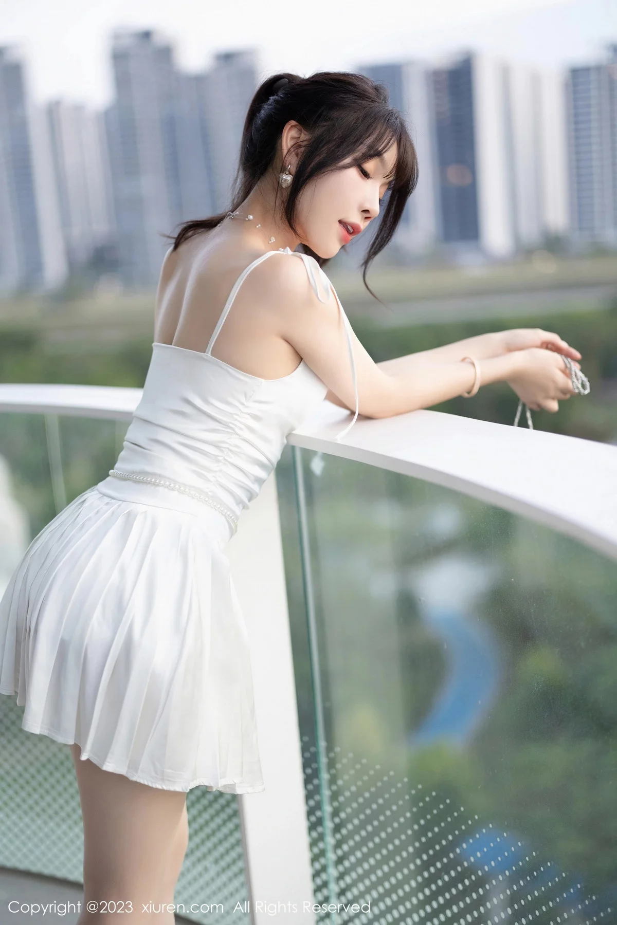 秀人集.com_[XiuRen秀人网]No.7889_女神徐莉芝Booty白色露肩礼裙配原色丝袜秀曼妙身姿诱惑写真100P