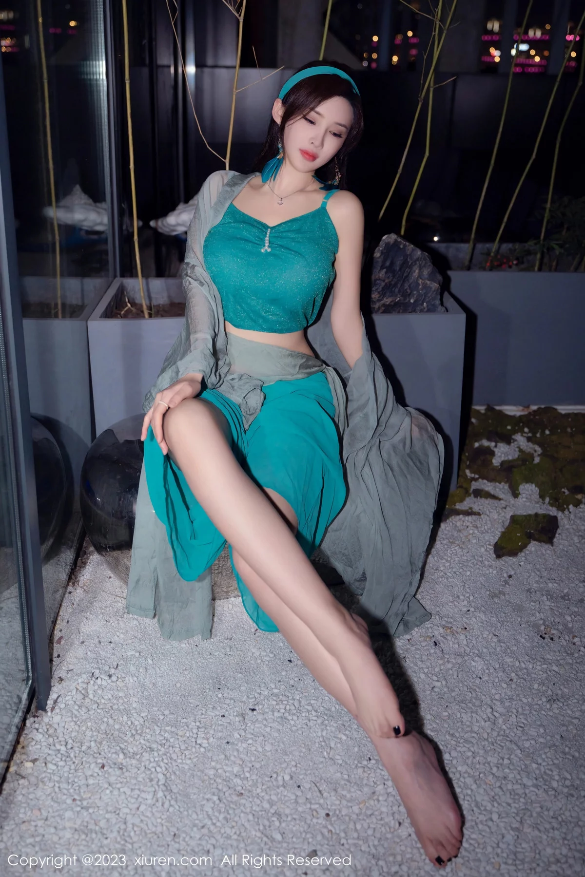 秀人集.com_[XiuRen秀人网]No.7886_女神Carol周妍希温泉主题性感墨绿服饰秀丰满身材迷人诱惑写真58P