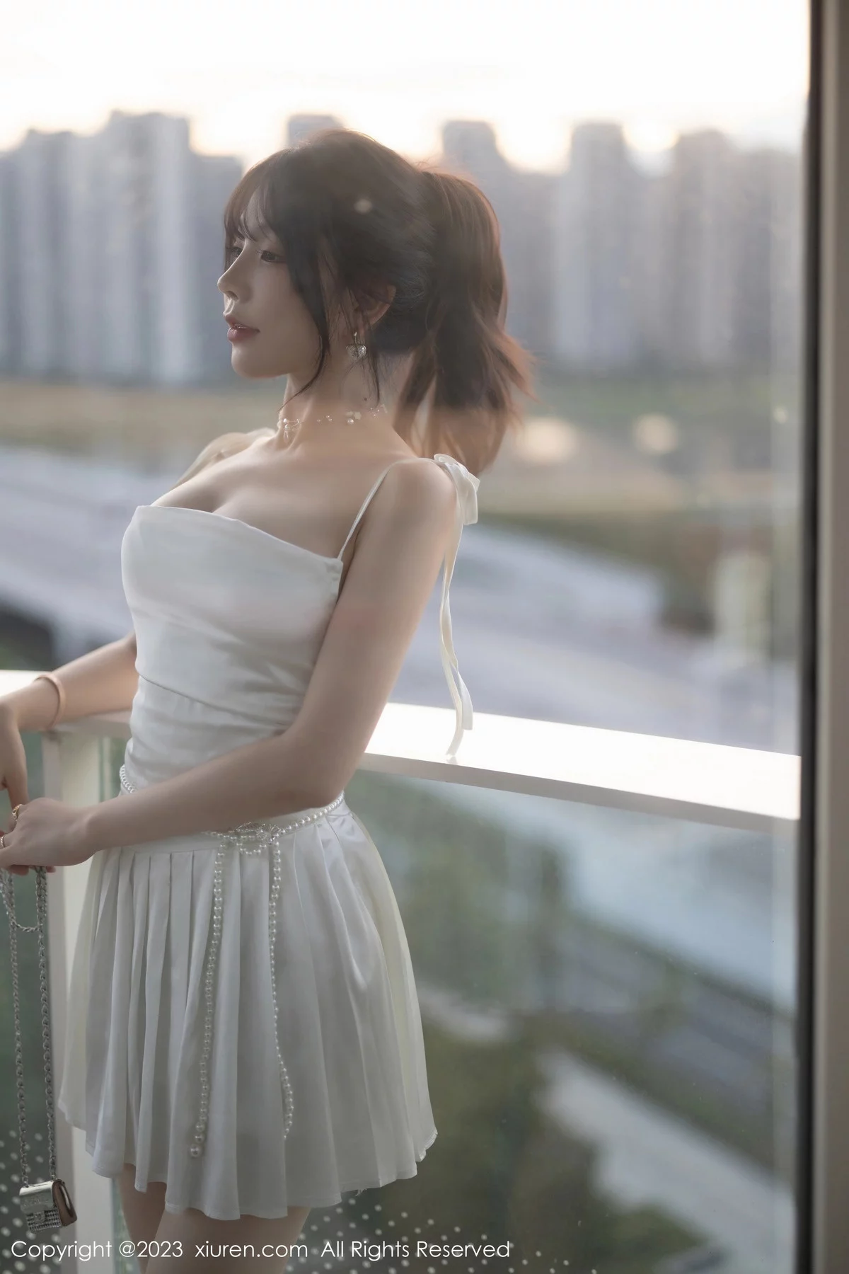 秀人集.com_[XiuRen秀人网]No.7889_女神徐莉芝Booty白色露肩礼裙配原色丝袜秀曼妙身姿诱惑写真100P