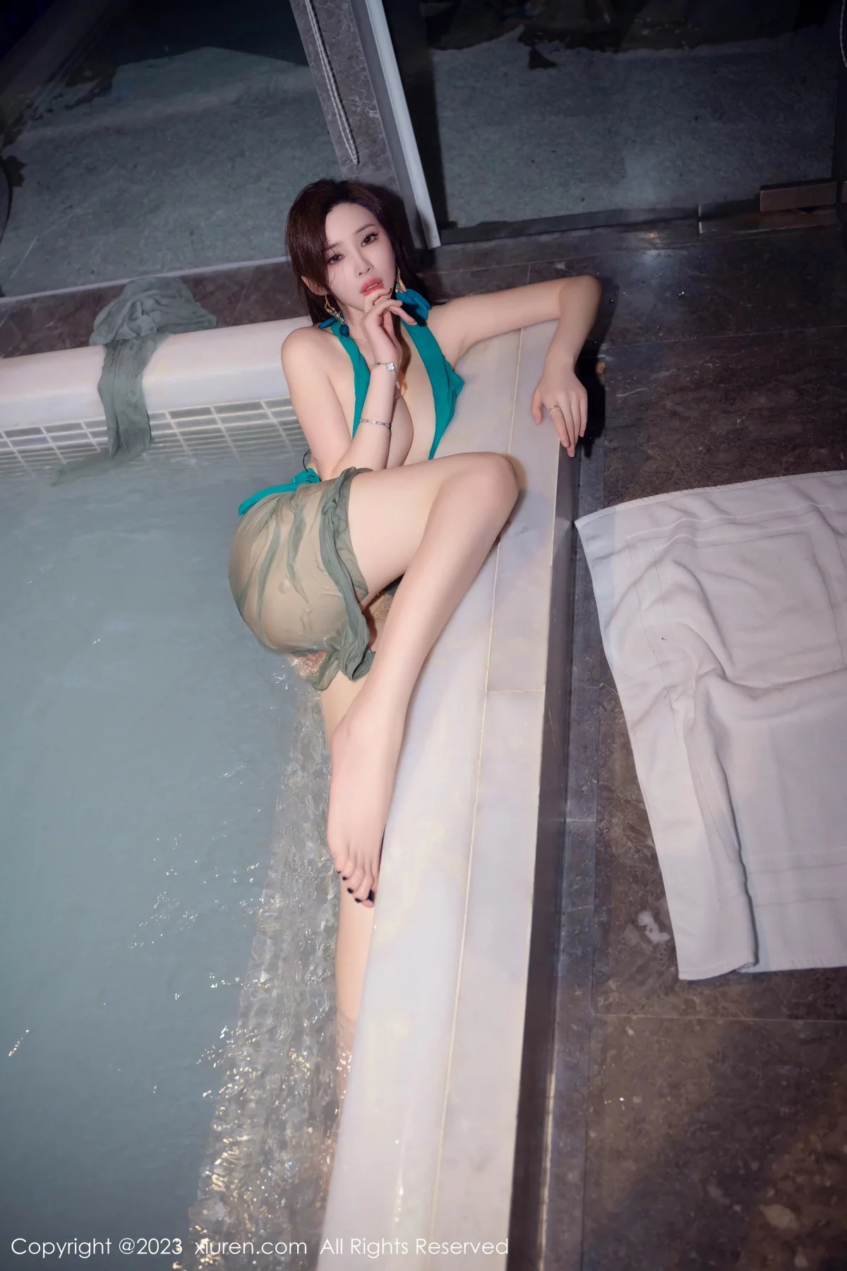 秀人集.com_[XiuRen秀人网]No.7886_女神Carol周妍希温泉主题性感墨绿服饰秀丰满身材迷人诱惑写真58P