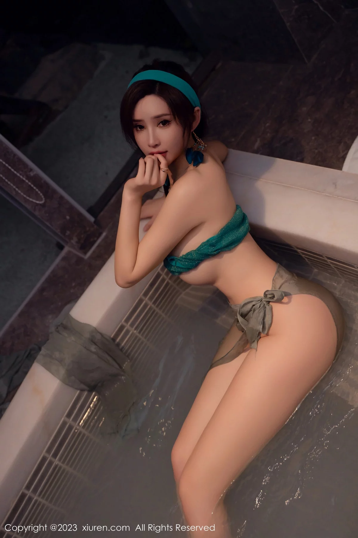 秀人集.com_[XiuRen秀人网]No.7886_女神Carol周妍希温泉主题性感墨绿服饰秀丰满身材迷人诱惑写真58P