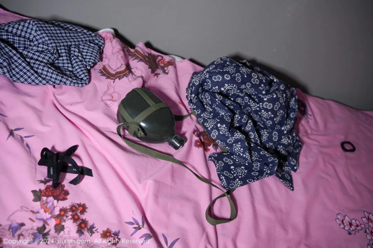 秀人集.com_[XiuRen秀人网]No.7915_女神Carol周妍希宿舍拍摄私房床上超薄肉丝秀翘臀美腿诱惑写真86P